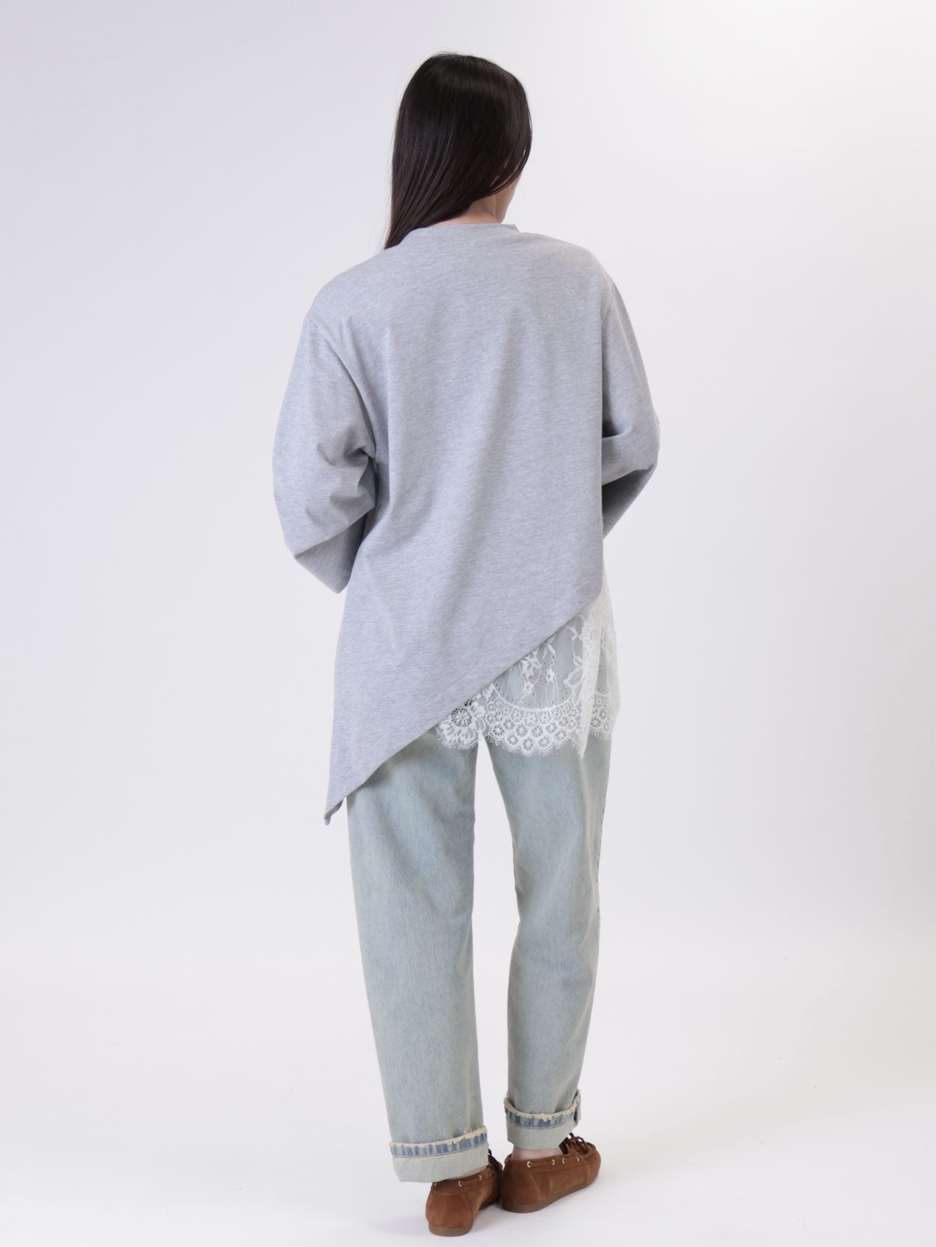 T-shirt over pizzo grigio