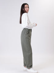 Egg-shaped trousers with rosemary stitching