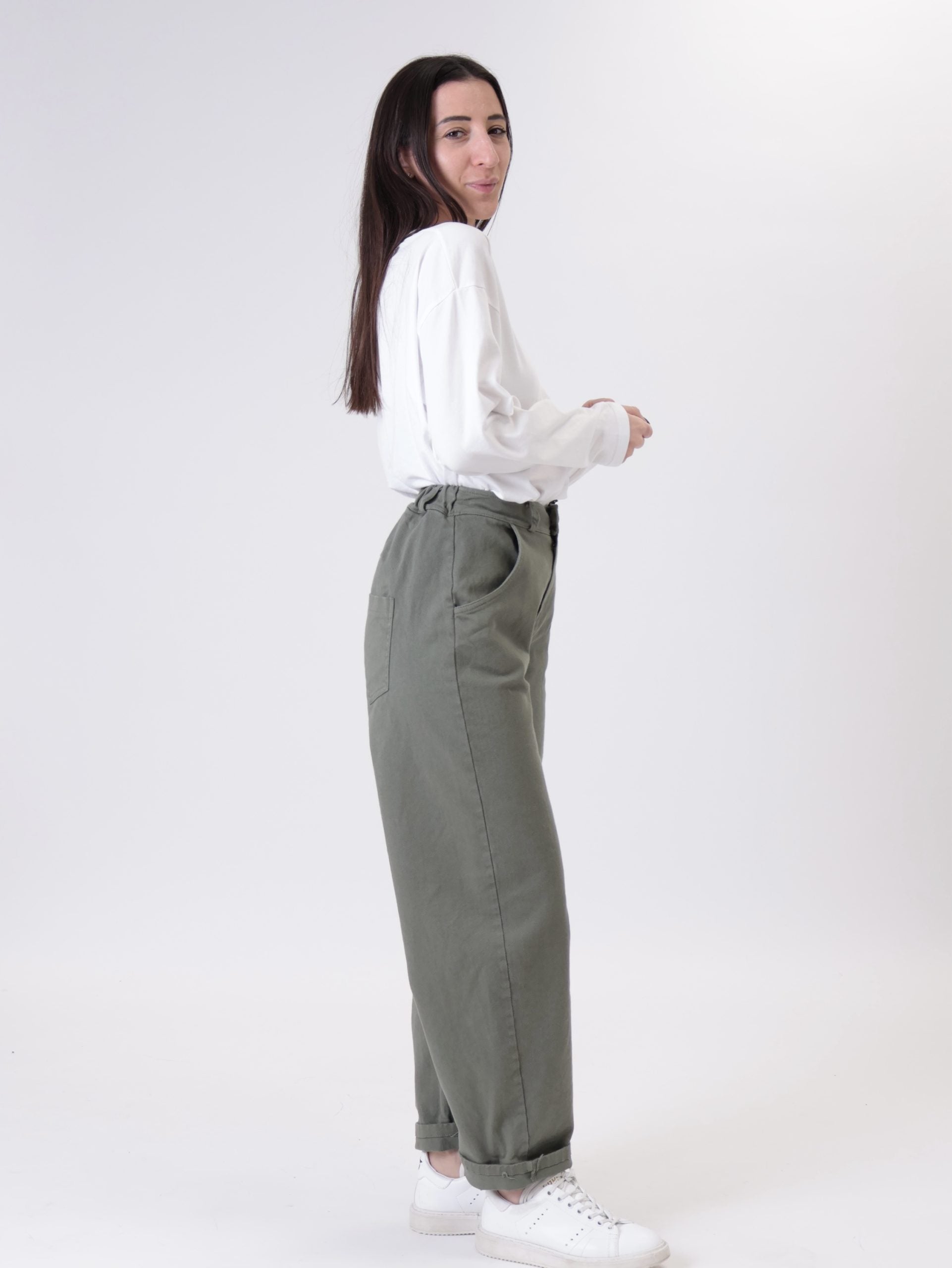 Egg-shaped trousers with rosemary stitching
