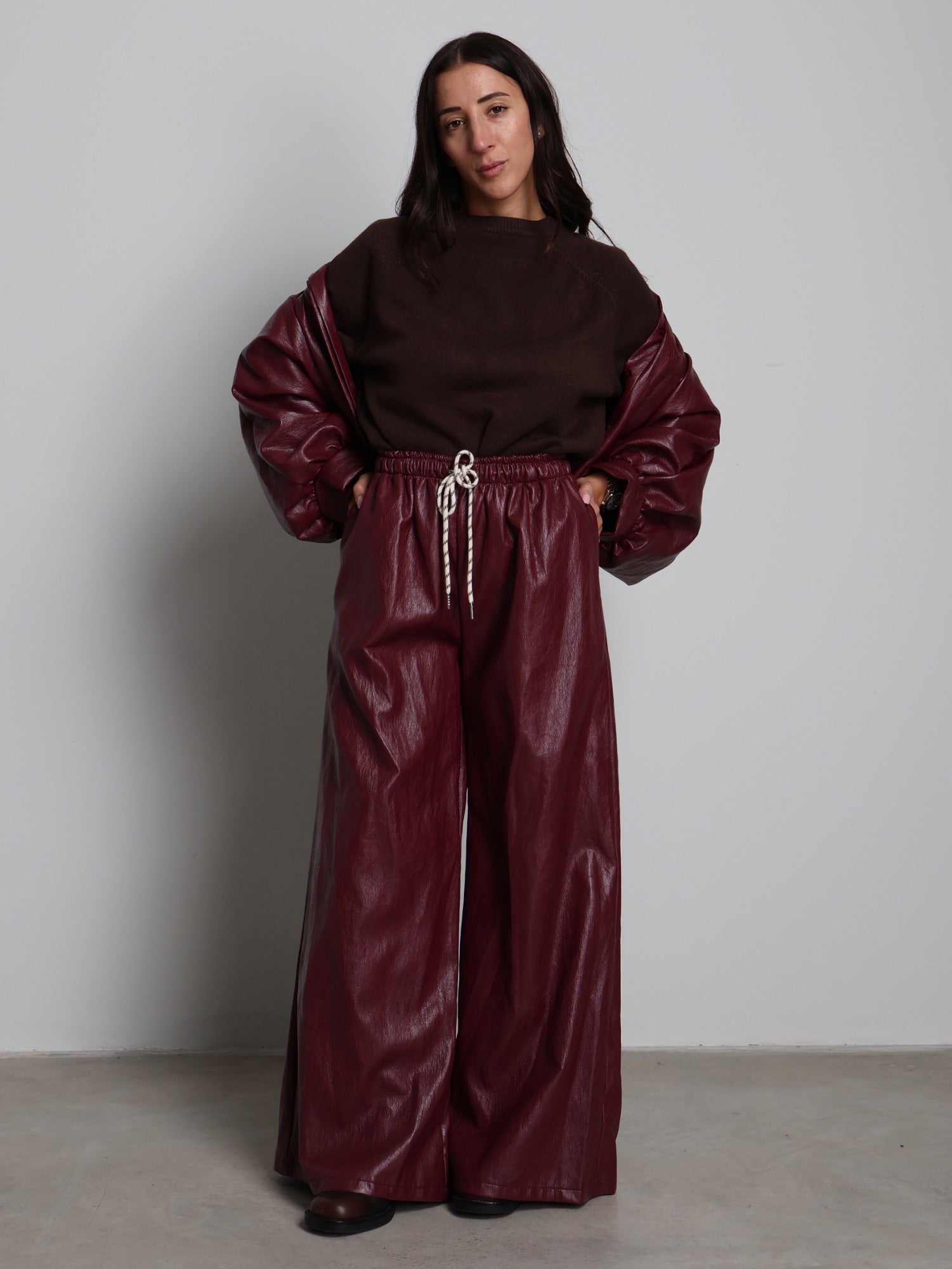 PANTALONE ECOPELLE CHIARA Bordeaux VEVE VE421;PANTALONE ECOPELLE CHIARA Bordeaux VEVE VE421 — foto 2;PANTALONE ECOPELLE CHIARA Bordeaux VEVE VE421 — foto 3;PANTALONE ECOPELLE CHIARA Bordeaux VEVE VE421 — foto 4;PANTALONE ECOPELLE CHIARA Bordeaux VEVE VE421 — foto 5