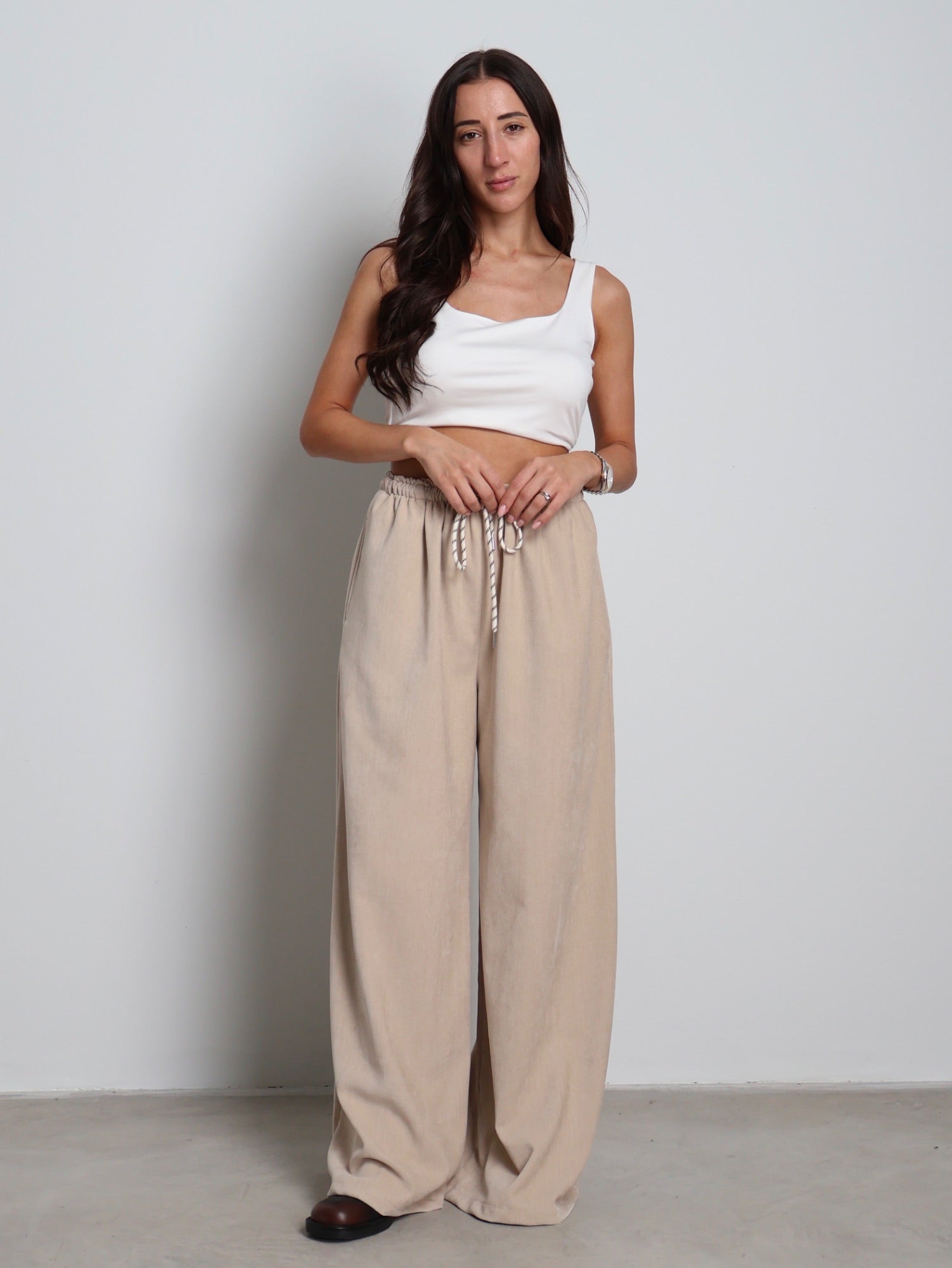 PANTALONE EMILY Beige VEVE VE423;PANTALONE EMILY Beige VEVE VE423 — foto 2;PANTALONE EMILY Beige VEVE VE423 — foto 3;PANTALONE EMILY Beige VEVE VE423 — foto 4