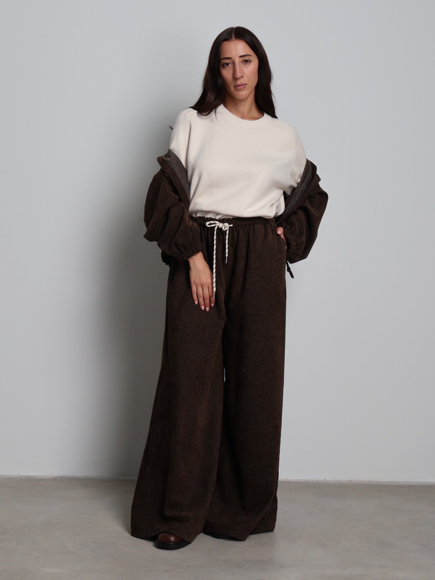 PANTALONE EMILY Moka VEVE VE423;PANTALONE EMILY Moka VEVE VE423 — foto 2;PANTALONE EMILY Moka VEVE VE423 — foto 3;PANTALONE EMILY Moka VEVE VE423 — foto 4
