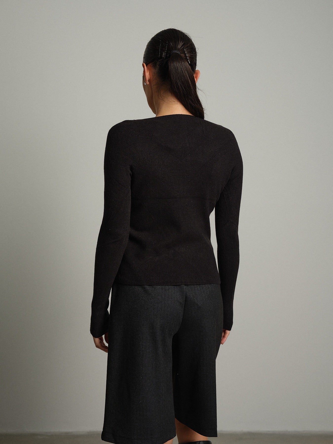 Pullover scollo V tondo Nero Veve VE441;Pullover scollo V tondo Nero Veve VE441 — foto 2;Pullover scollo V tondo Nero Veve VE441 — foto 3