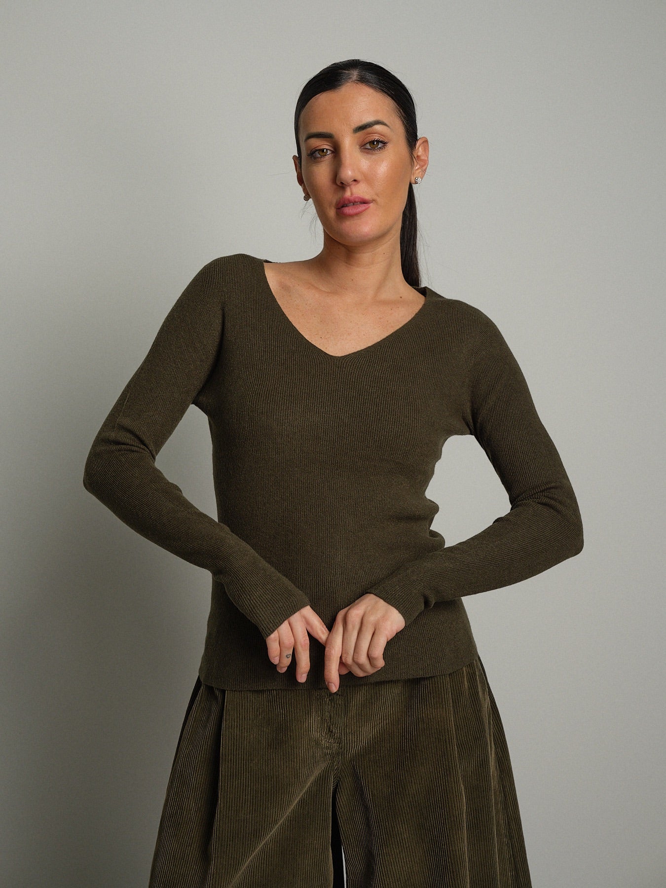 Pullover scollo V tondo Verde-militare Veve VE441;Pullover scollo V tondo Verde-militare Veve VE441 — foto 2;Pullover scollo V tondo Verde-militare Veve VE441 — foto 3
