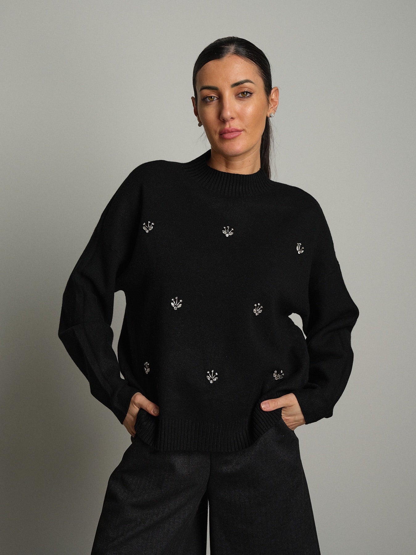Pullover cabochon Nero Veve VE444;Pullover cabochon Nero Veve VE444 — foto 2;Pullover cabochon Nero Veve VE444 — foto 3;Pullover cabochon Nero Veve VE444 — foto 4
