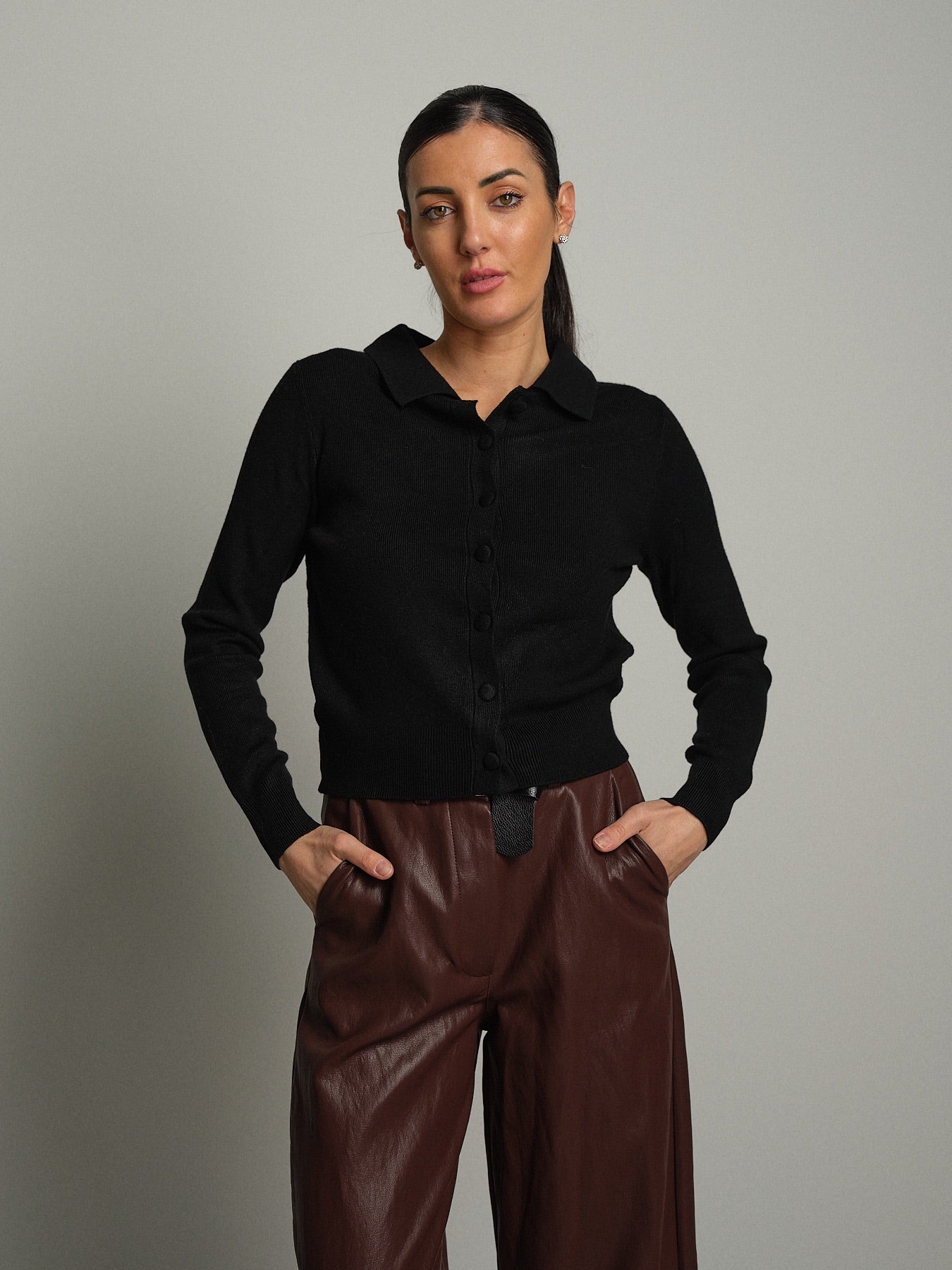 Cardigan polo bottoni Nero Veve VE446;Cardigan polo bottoni Nero Veve VE446 — foto 2;Cardigan polo bottoni Nero Veve VE446 — foto 3;Cardigan polo bottoni Nero Veve VE446 — foto 4