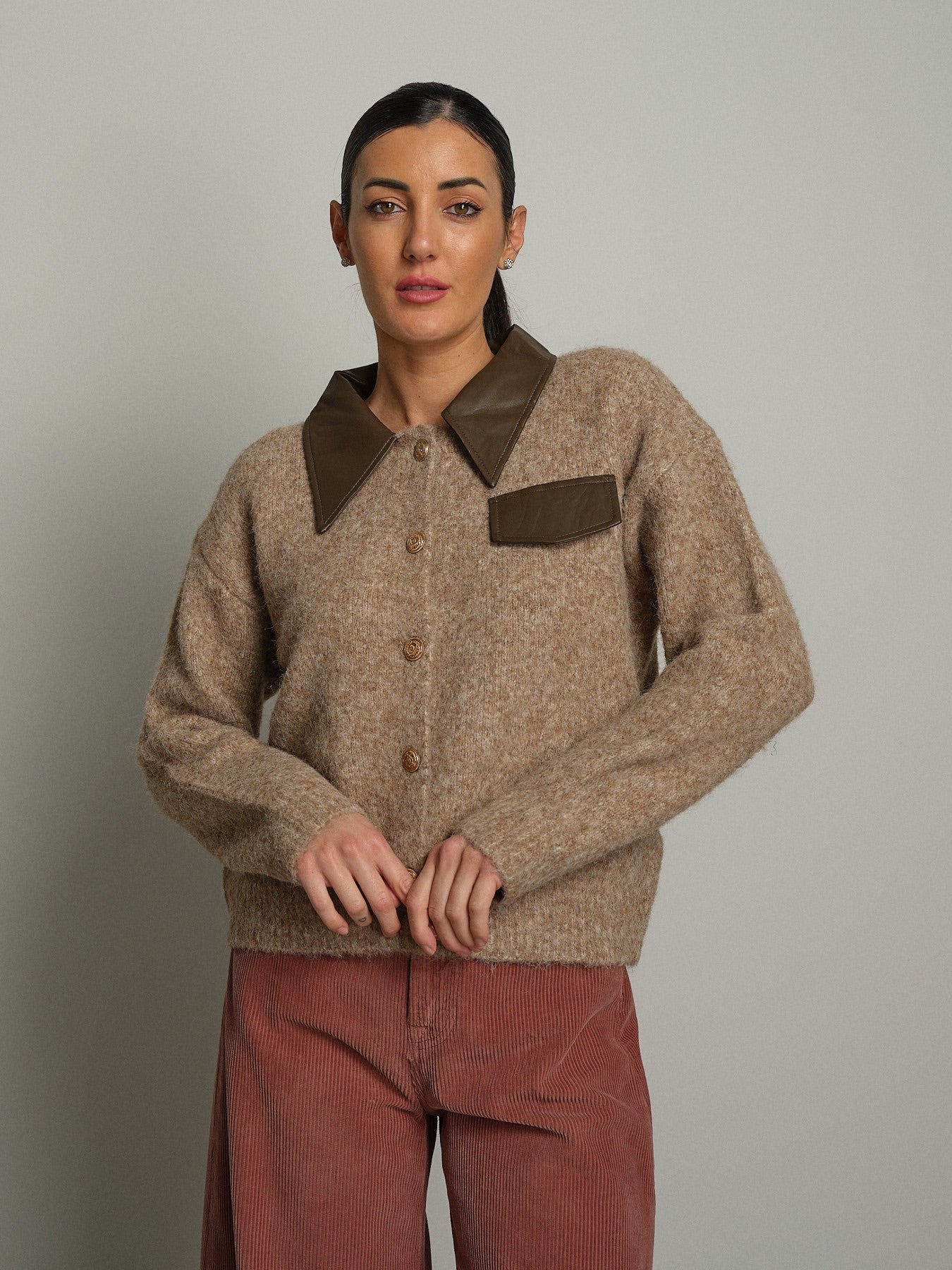 Cardigan orli ecopelle Beige VEVE VE447;Cardigan orli ecopelle Beige VEVE VE447 — foto 2;Cardigan orli ecopelle Beige VEVE VE447 — foto 3;Cardigan orli ecopelle Beige VEVE VE447 — foto 4