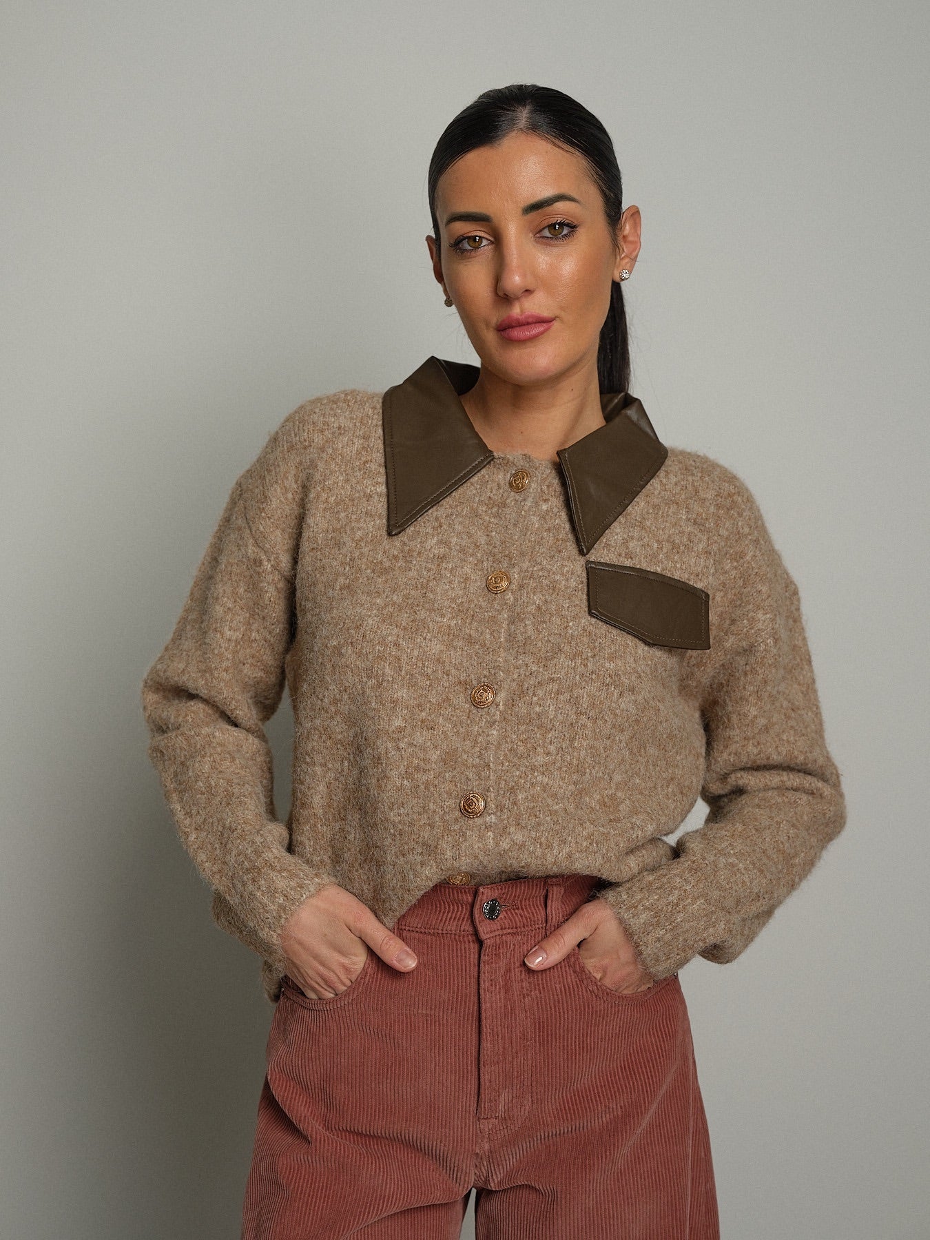 Cardigan orli ecopelle Beige VEVE VE447;Cardigan orli ecopelle Beige VEVE VE447 — foto 2;Cardigan orli ecopelle Beige VEVE VE447 — foto 3;Cardigan orli ecopelle Beige VEVE VE447 — foto 4