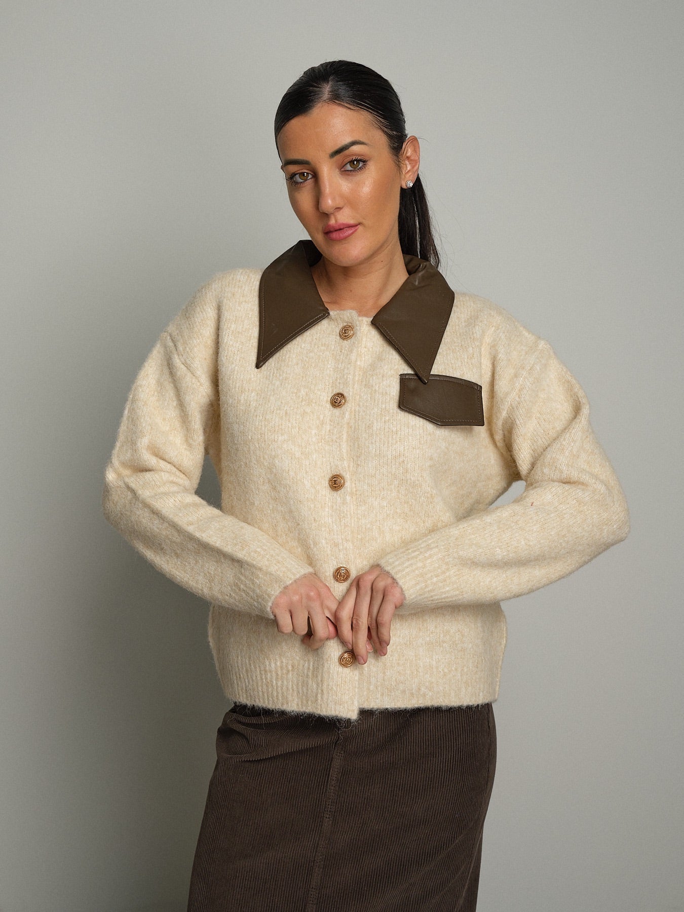 Cardigan orli ecopelle Panna VEVE VE447;Cardigan orli ecopelle Panna VEVE VE447 — foto 2;Cardigan orli ecopelle Panna VEVE VE447 — foto 3;Cardigan orli ecopelle Panna VEVE VE447 — foto 4;Cardigan orli ecopelle Panna VEVE VE447 — foto 5