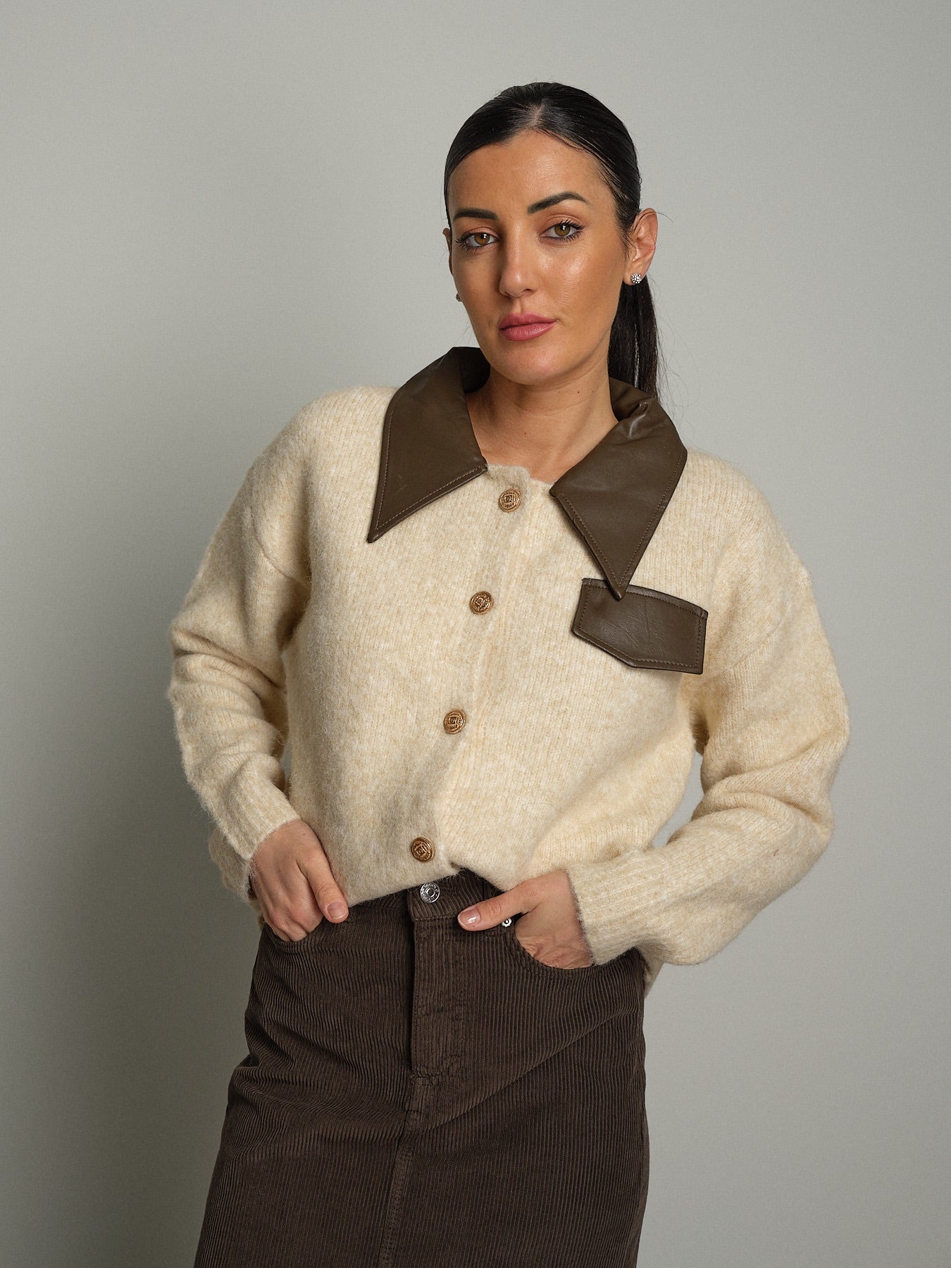 Cardigan orli ecopelle Panna VEVE VE447;Cardigan orli ecopelle Panna VEVE VE447 — foto 2;Cardigan orli ecopelle Panna VEVE VE447 — foto 3;Cardigan orli ecopelle Panna VEVE VE447 — foto 4;Cardigan orli ecopelle Panna VEVE VE447 — foto 5