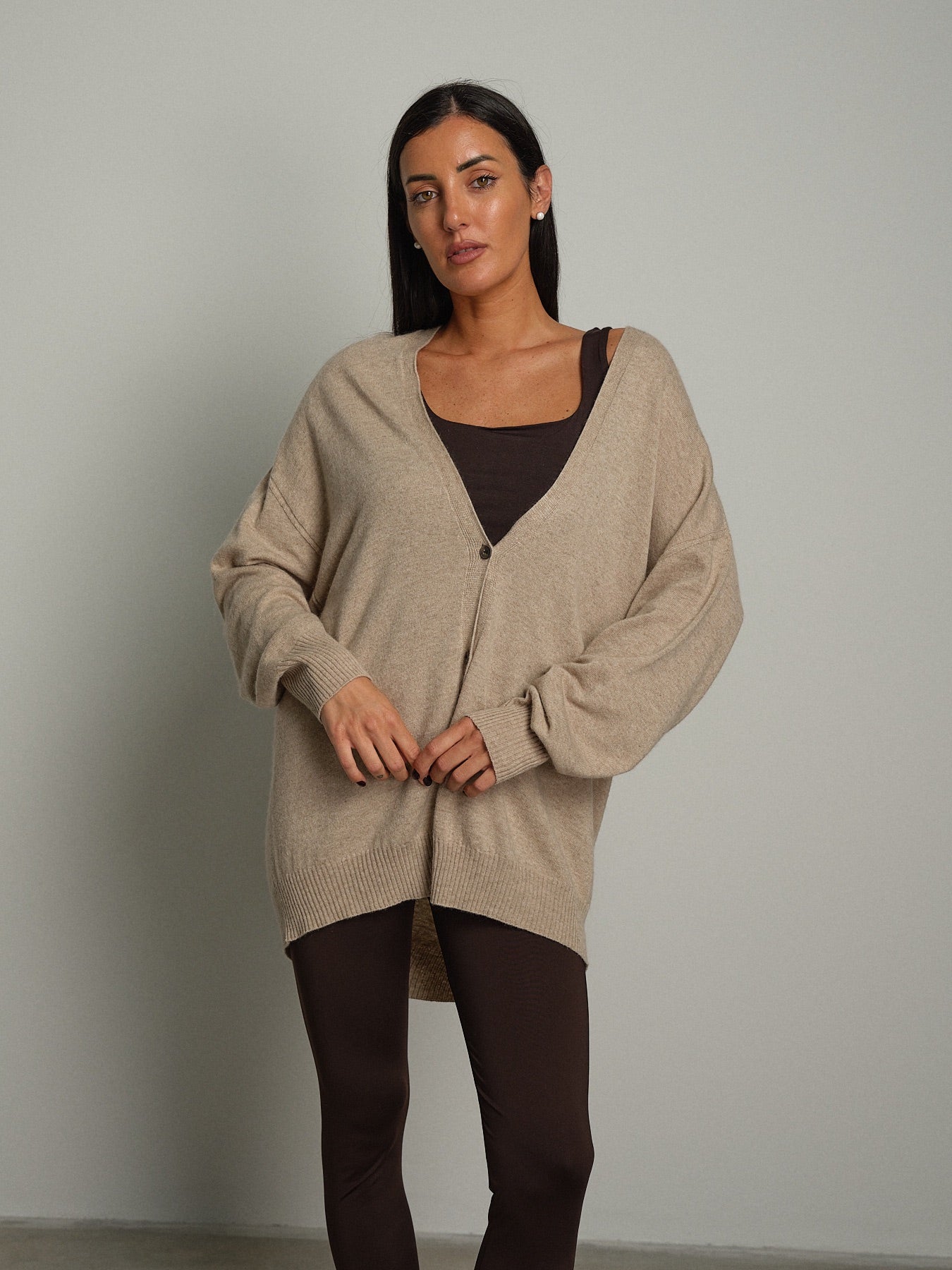 Cardigan lungo scollo V Beige Vicolo 2AC2028;Cardigan lungo scollo V Beige Vicolo 2AC2028 — foto 2;Cardigan lungo scollo V Beige Vicolo 2AC2028 — foto 3;Cardigan lungo scollo V Beige Vicolo 2AC2028 — foto 4;Cardigan lungo scollo V Beige Vicolo 2AC2028 — foto 5