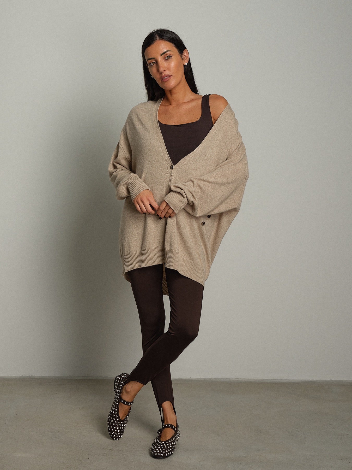 Cardigan lungo scollo V Beige Vicolo 2AC2028;Cardigan lungo scollo V Beige Vicolo 2AC2028 — foto 2;Cardigan lungo scollo V Beige Vicolo 2AC2028 — foto 3;Cardigan lungo scollo V Beige Vicolo 2AC2028 — foto 4;Cardigan lungo scollo V Beige Vicolo 2AC2028 — foto 5