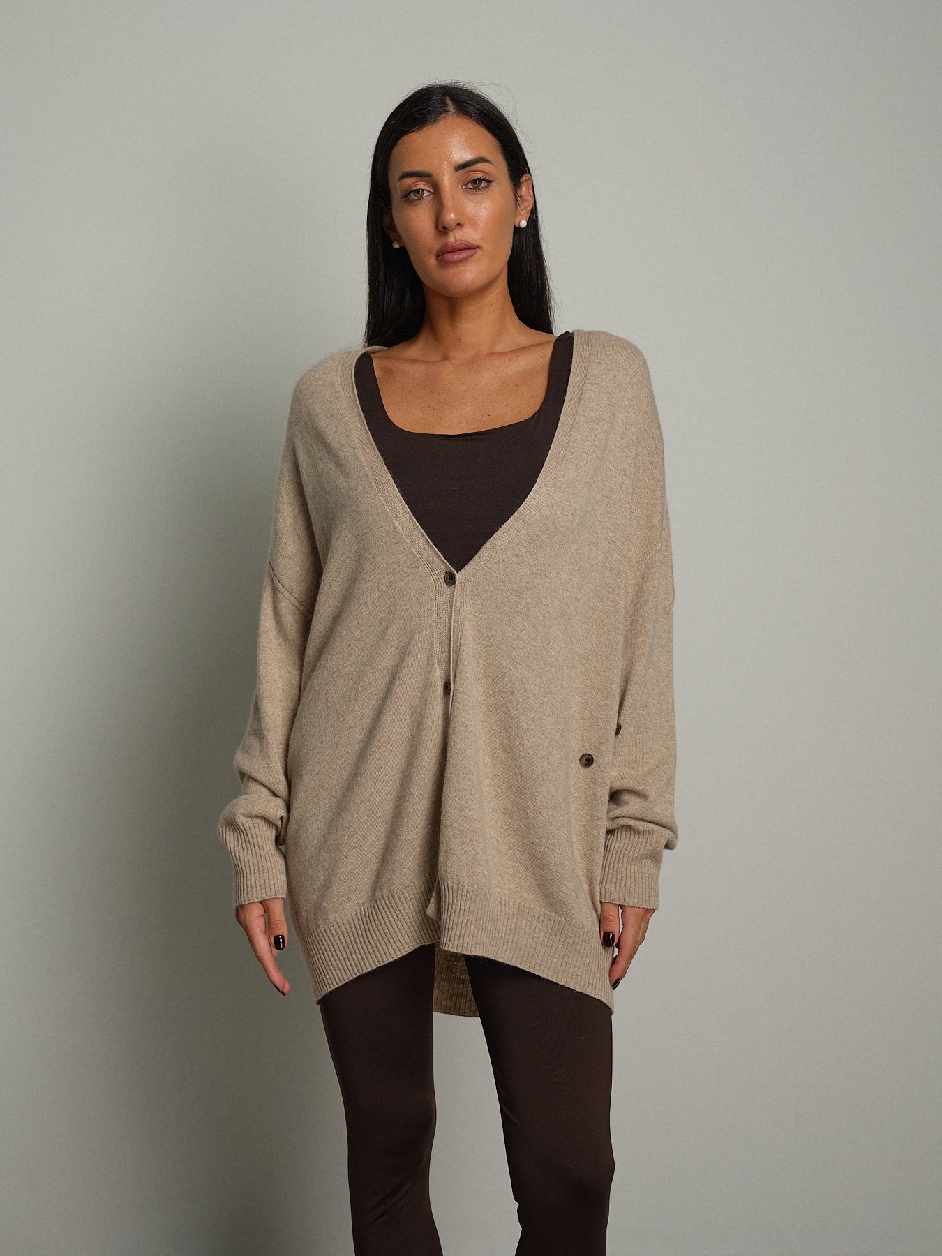 Cardigan lungo scollo V Beige Vicolo 2AC2028;Cardigan lungo scollo V Beige Vicolo 2AC2028 — foto 2;Cardigan lungo scollo V Beige Vicolo 2AC2028 — foto 3;Cardigan lungo scollo V Beige Vicolo 2AC2028 — foto 4;Cardigan lungo scollo V Beige Vicolo 2AC2028 — foto 5