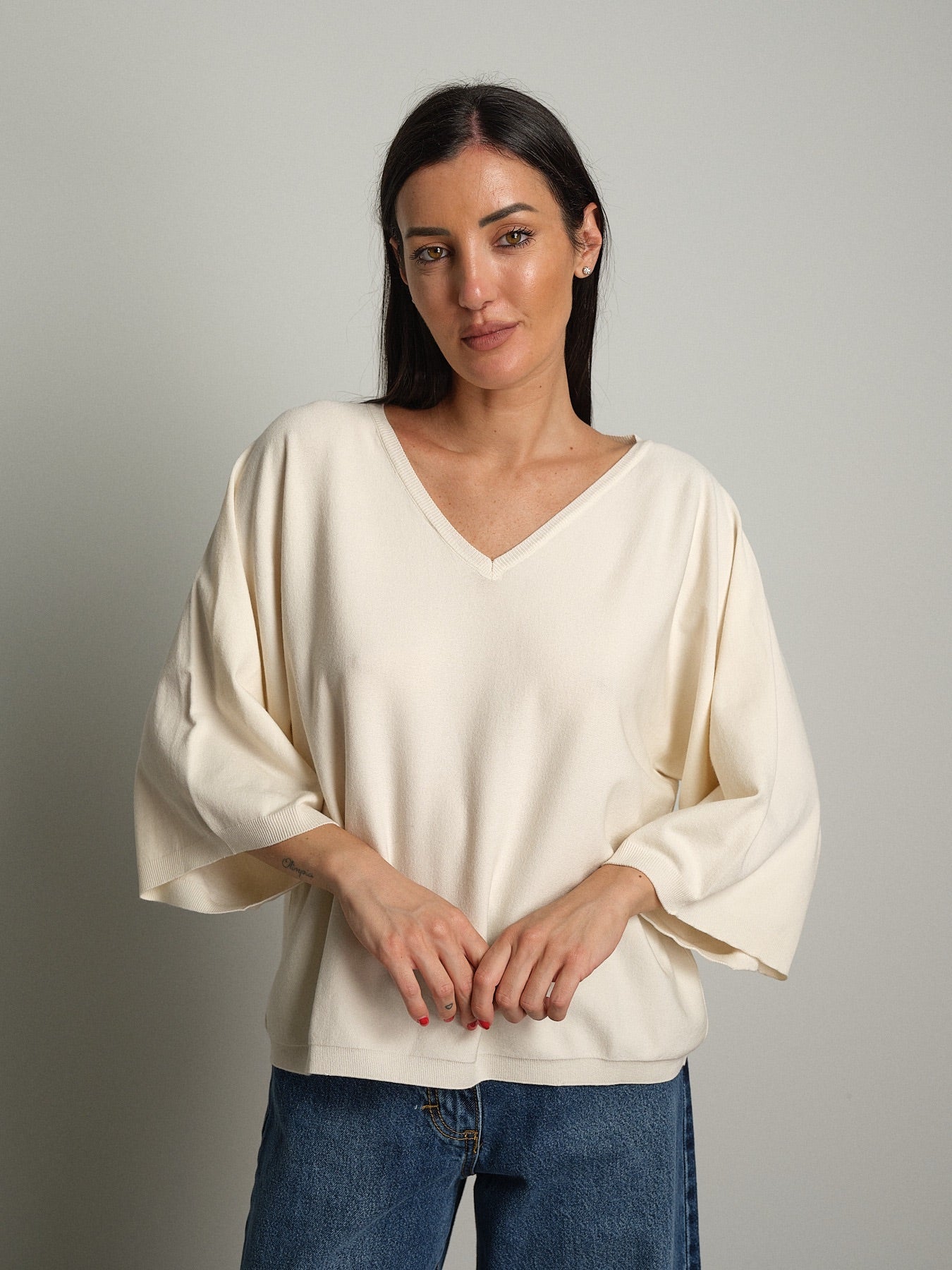 Pull ampio scollo V manica ampia 3/4 Burro Vicolo 2AC2111;Pull ampio scollo V manica ampia 3/4 Burro Vicolo 2AC2111 — foto 2;Pull ampio scollo V manica ampia 3/4 Burro Vicolo 2AC2111 — foto 3