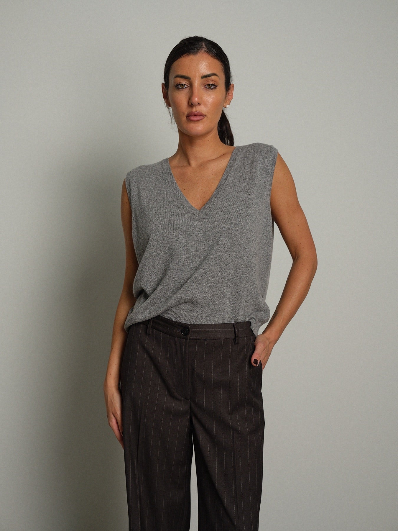 Gilet scollo V misto lana Grigio-perla Vicolo 2AC2162;Gilet scollo V misto lana Grigio-perla Vicolo 2AC2162 — foto 2;Gilet scollo V misto lana Grigio-perla Vicolo 2AC2162 — foto 3;Gilet scollo V misto lana Grigio-perla Vicolo 2AC2162 — foto 4