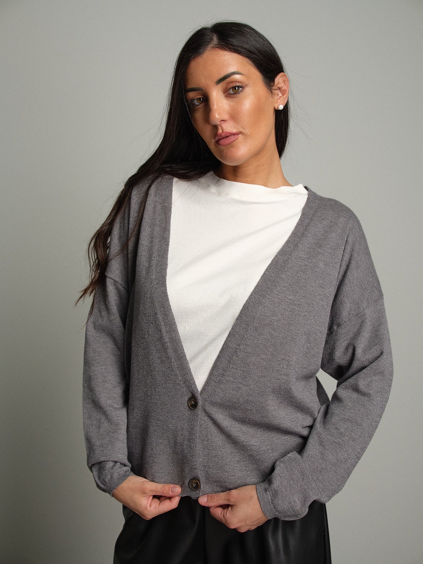 Cardigan due bottoni Grigio Vicolo 2AC2172;Cardigan due bottoni Grigio Vicolo 2AC2172 — foto 2;Cardigan due bottoni Grigio Vicolo 2AC2172 — foto 3;Cardigan due bottoni Grigio Vicolo 2AC2172 — foto 4