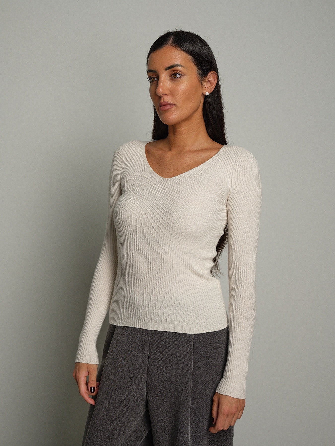 Pullover costina scollo V Bianco-ottico Vicolo 2AC2179;Pullover costina scollo V Bianco-ottico Vicolo 2AC2179 — foto 2;Pullover costina scollo V Bianco-ottico Vicolo 2AC2179 — foto 3;Pullover costina scollo V Bianco-ottico Vicolo 2AC2179 — foto 4