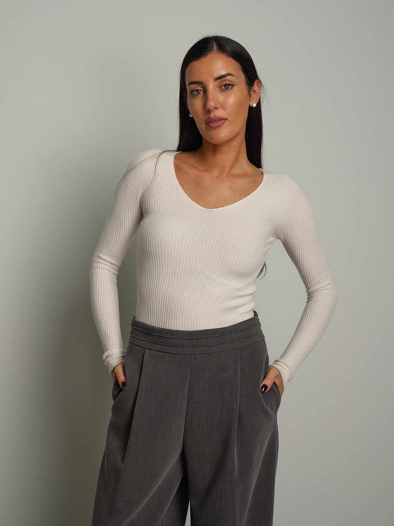 Pullover costina scollo V Bianco-ottico Vicolo 2AC2179;Pullover costina scollo V Bianco-ottico Vicolo 2AC2179 — foto 2;Pullover costina scollo V Bianco-ottico Vicolo 2AC2179 — foto 3;Pullover costina scollo V Bianco-ottico Vicolo 2AC2179 — foto 4