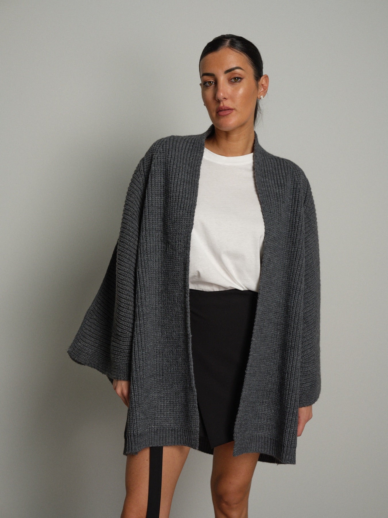 Cardigan maxi Antracite Vicolo 5AC5105;Cardigan maxi Antracite Vicolo 5AC5105 — foto 2;Cardigan maxi Antracite Vicolo 5AC5105 — foto 3;Cardigan maxi Antracite Vicolo 5AC5105 — foto 4;Cardigan maxi Antracite Vicolo 5AC5105 — foto 5