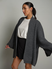 Cardigan maxi Antracite Vicolo 5AC5105;Cardigan maxi Antracite Vicolo 5AC5105 — foto 2;Cardigan maxi Antracite Vicolo 5AC5105 — foto 3;Cardigan maxi Antracite Vicolo 5AC5105 — foto 4;Cardigan maxi Antracite Vicolo 5AC5105 — foto 5