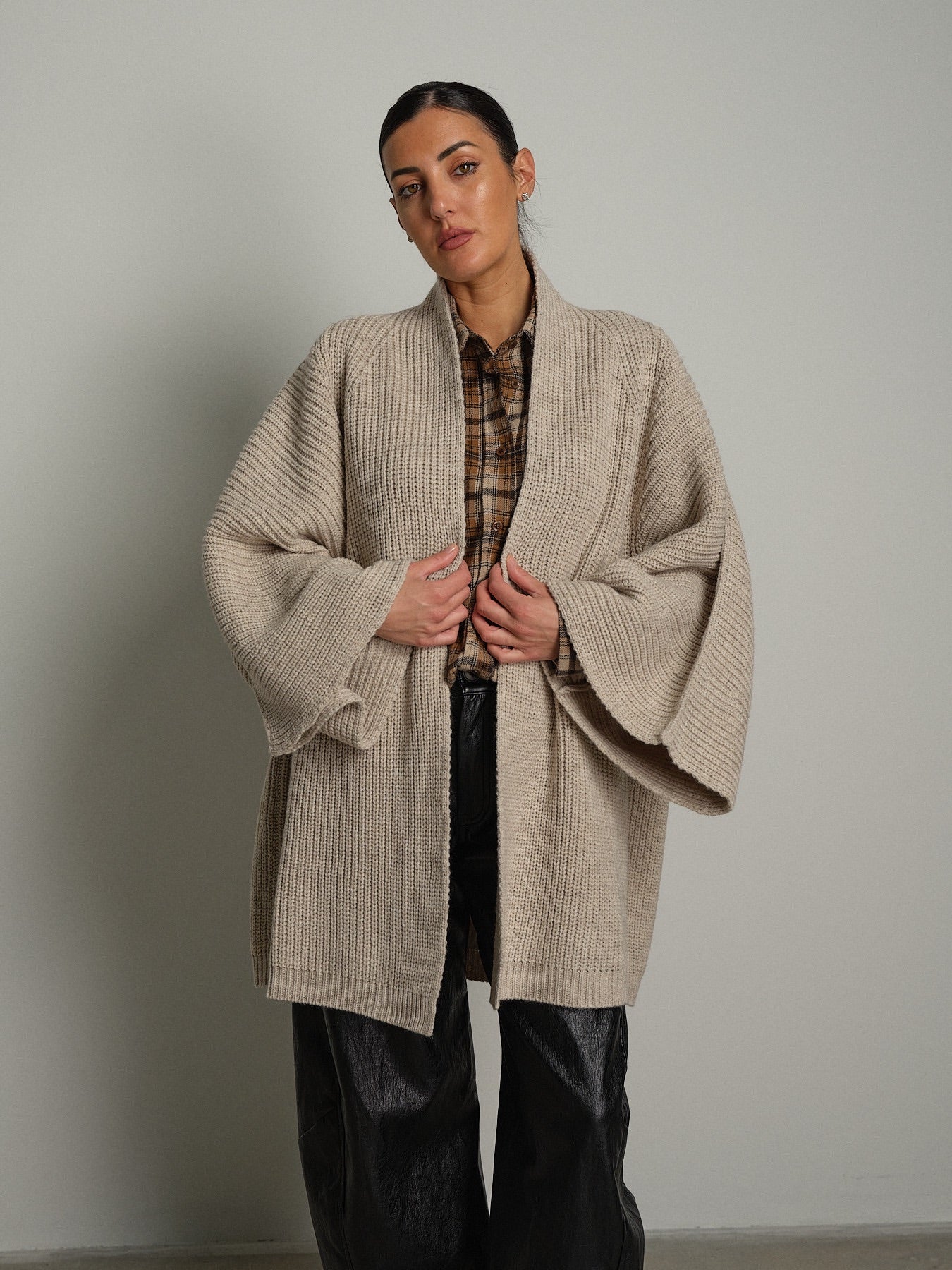 Cardigan maxi Beige Vicolo 5AC5105;Cardigan maxi Beige Vicolo 5AC5105 — foto 2;Cardigan maxi Beige Vicolo 5AC5105 — foto 3;Cardigan maxi Beige Vicolo 5AC5105 — foto 4;Cardigan maxi Beige Vicolo 5AC5105 — foto 5