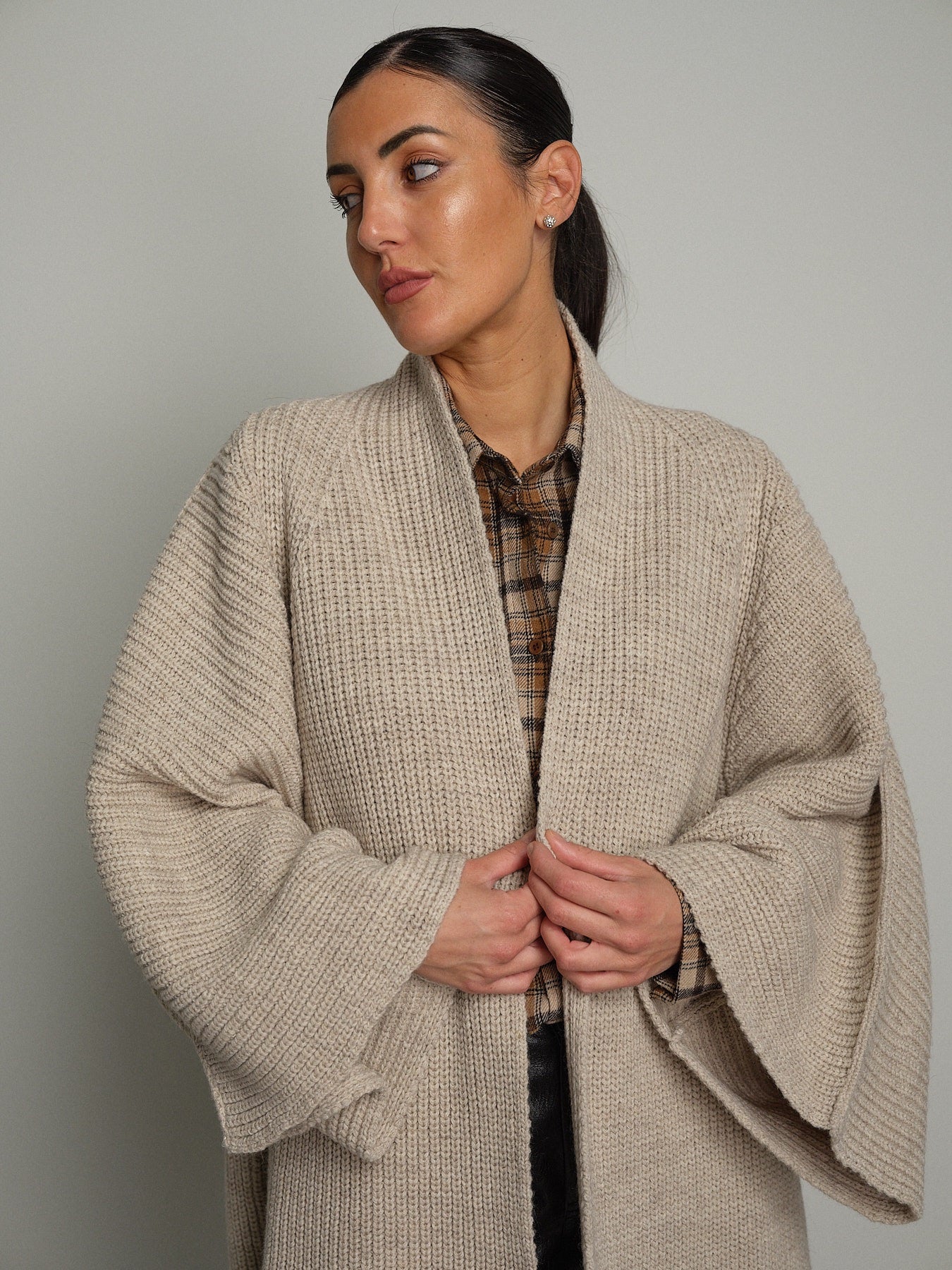 Cardigan maxi Beige Vicolo 5AC5105;Cardigan maxi Beige Vicolo 5AC5105 — foto 2;Cardigan maxi Beige Vicolo 5AC5105 — foto 3;Cardigan maxi Beige Vicolo 5AC5105 — foto 4;Cardigan maxi Beige Vicolo 5AC5105 — foto 5
