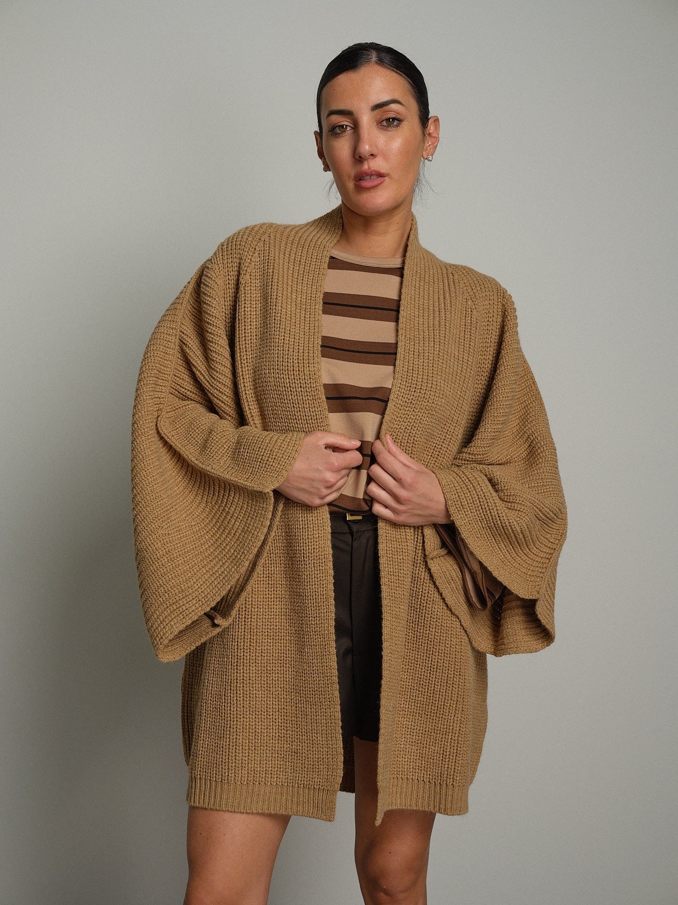 Cardigan maxi Cammello Vicolo 5AC5105;Cardigan maxi Cammello Vicolo 5AC5105 — foto 2;Cardigan maxi Cammello Vicolo 5AC5105 — foto 3;Cardigan maxi Cammello Vicolo 5AC5105 — foto 4;Cardigan maxi Cammello Vicolo 5AC5105 — foto 5
