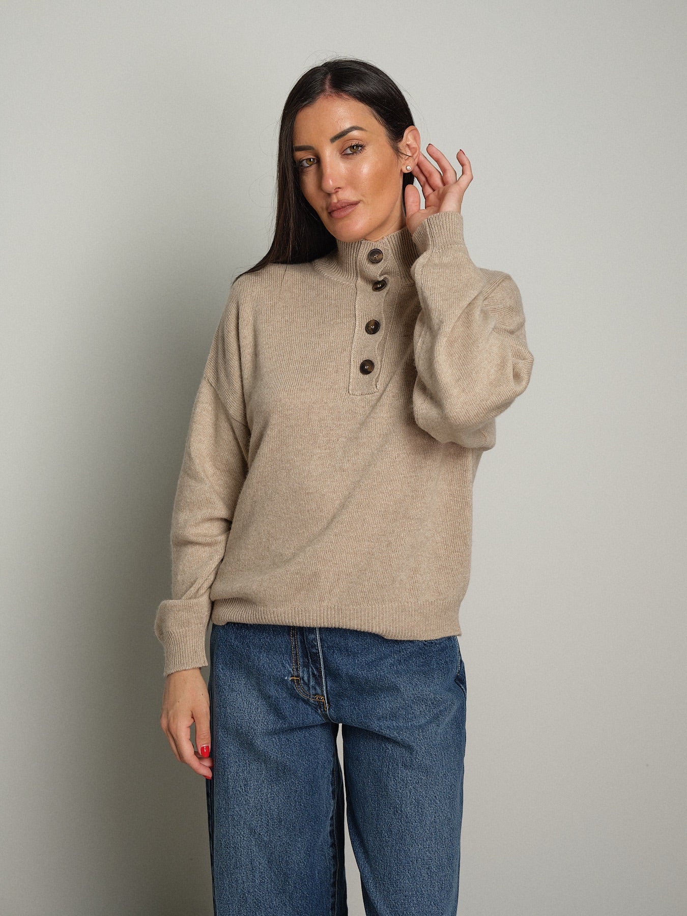 Maglione collo alto bottoni Beige Vicolo 7AC7005;Maglione collo alto bottoni Beige Vicolo 7AC7005 — foto 2;Maglione collo alto bottoni Beige Vicolo 7AC7005 — foto 3;Maglione collo alto bottoni Beige Vicolo 7AC7005 — foto 4;Maglione collo alto bottoni Beige Vicolo 7AC7005 — foto 5;Maglione collo alto bottoni Beige Vicolo 7AC7005 — foto 6;Maglione collo alto bottoni Beige Vicolo 7AC7005 — foto 7