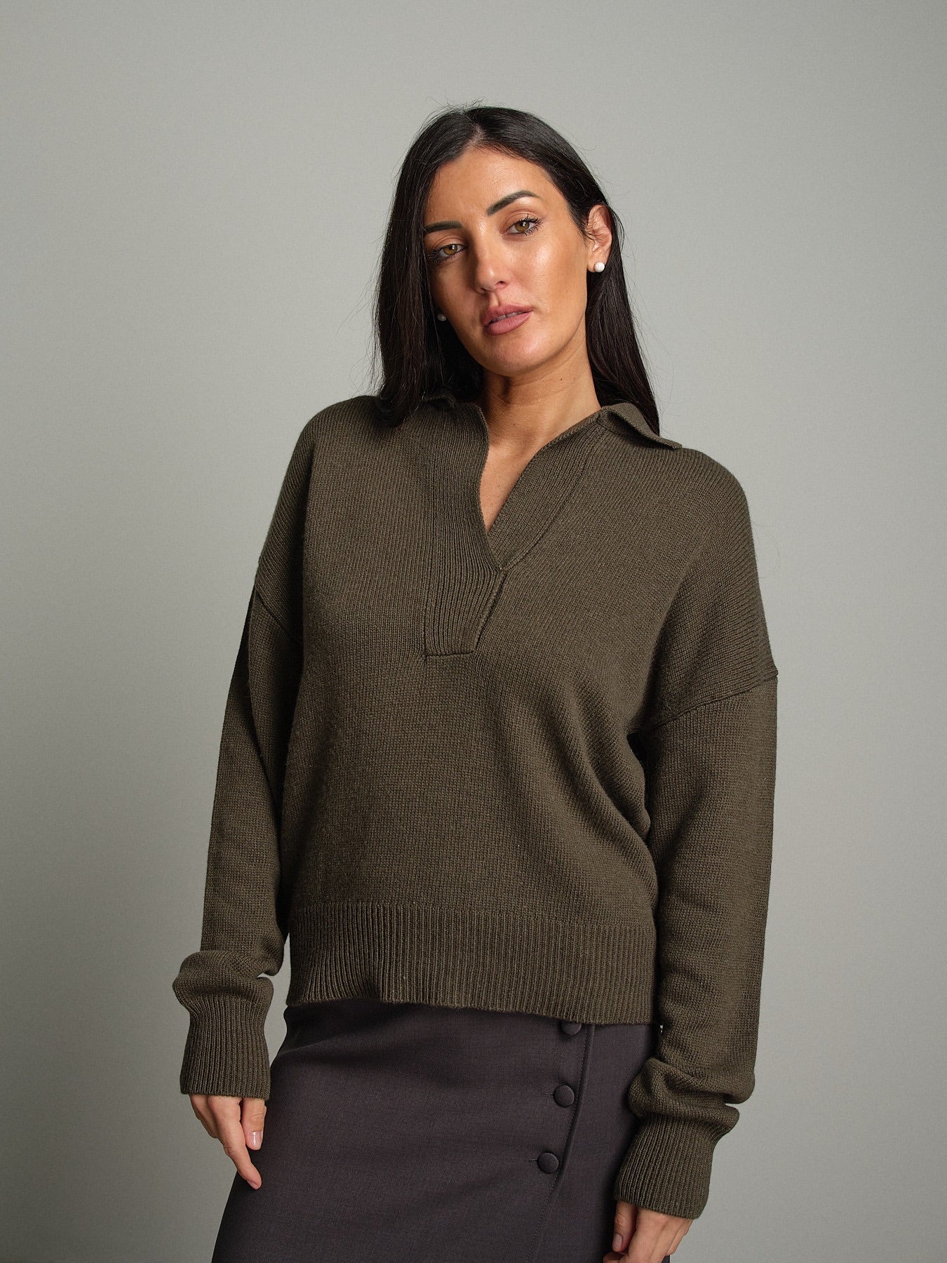 Pullover polo scollo V Verde-militare Vicolo 7AC7021;Pullover polo scollo V Verde-militare Vicolo 7AC7021 — foto 2;Pullover polo scollo V Verde-militare Vicolo 7AC7021 — foto 3