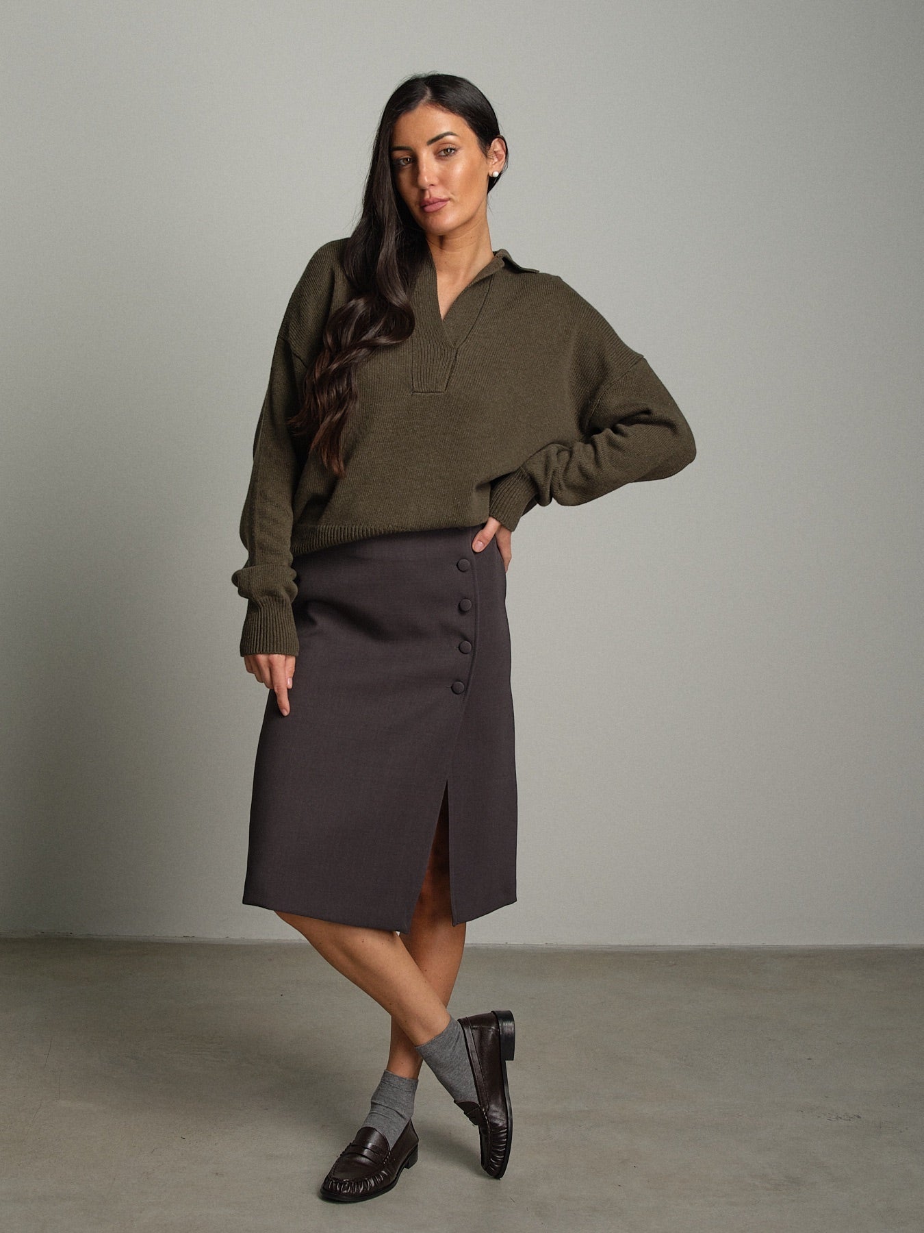Pullover polo scollo V Verde-militare Vicolo 7AC7021;Pullover polo scollo V Verde-militare Vicolo 7AC7021 — foto 2;Pullover polo scollo V Verde-militare Vicolo 7AC7021 — foto 3