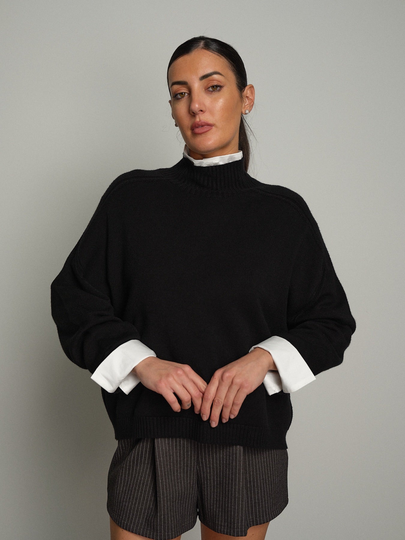 Pullover collo cratere cuciture Nero Vicolo 7AC7053;Pullover collo cratere cuciture Nero Vicolo 7AC7053 — foto 2;Pullover collo cratere cuciture Nero Vicolo 7AC7053 — foto 3;Pullover collo cratere cuciture Nero Vicolo 7AC7053 — foto 4;Pullover collo cratere cuciture Nero Vicolo 7AC7053 — foto 5;Pullover collo cratere cuciture Nero Vicolo 7AC7053 — foto 6