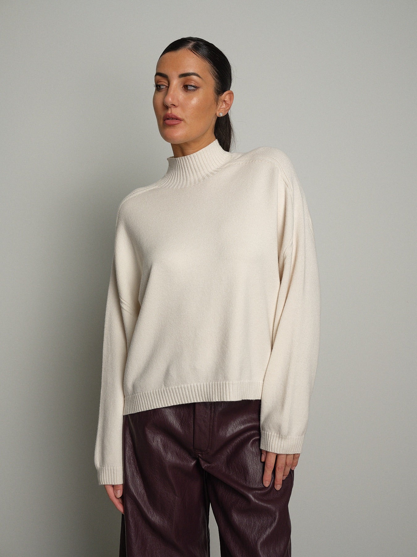 Pullover collo cratere cuciture Panna Vicolo 7AC7053;Pullover collo cratere cuciture Panna Vicolo 7AC7053 — foto 2;Pullover collo cratere cuciture Panna Vicolo 7AC7053 — foto 3;Pullover collo cratere cuciture Panna Vicolo 7AC7053 — foto 4