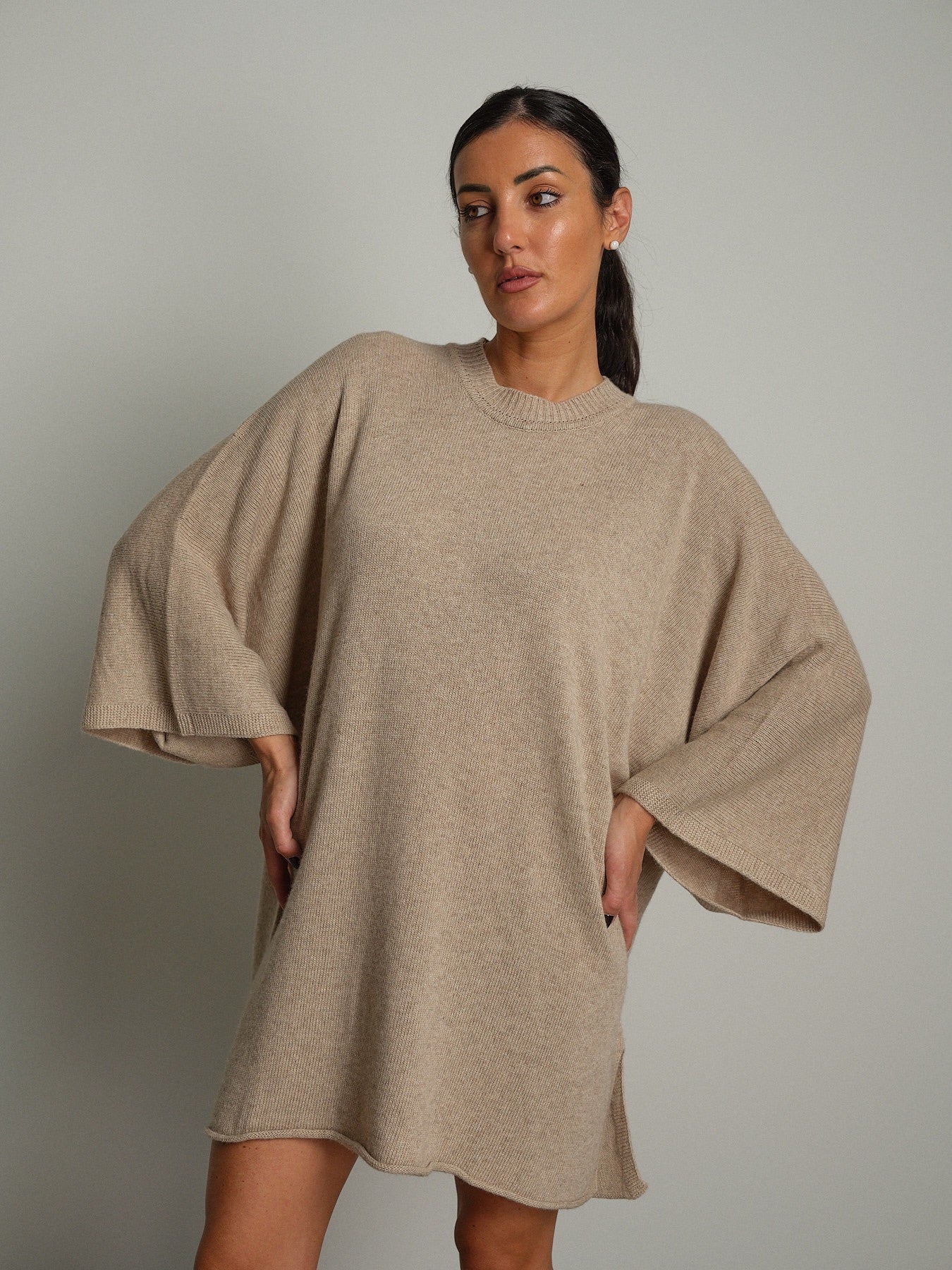 Abito in maglia pipistrello Beige Vicolo 7HC7195;Abito in maglia pipistrello Beige Vicolo 7HC7195 — foto 2;Abito in maglia pipistrello Beige Vicolo 7HC7195 — foto 3;Abito in maglia pipistrello Beige Vicolo 7HC7195 — foto 4;Abito in maglia pipistrello Beige Vicolo 7HC7195 — foto 5