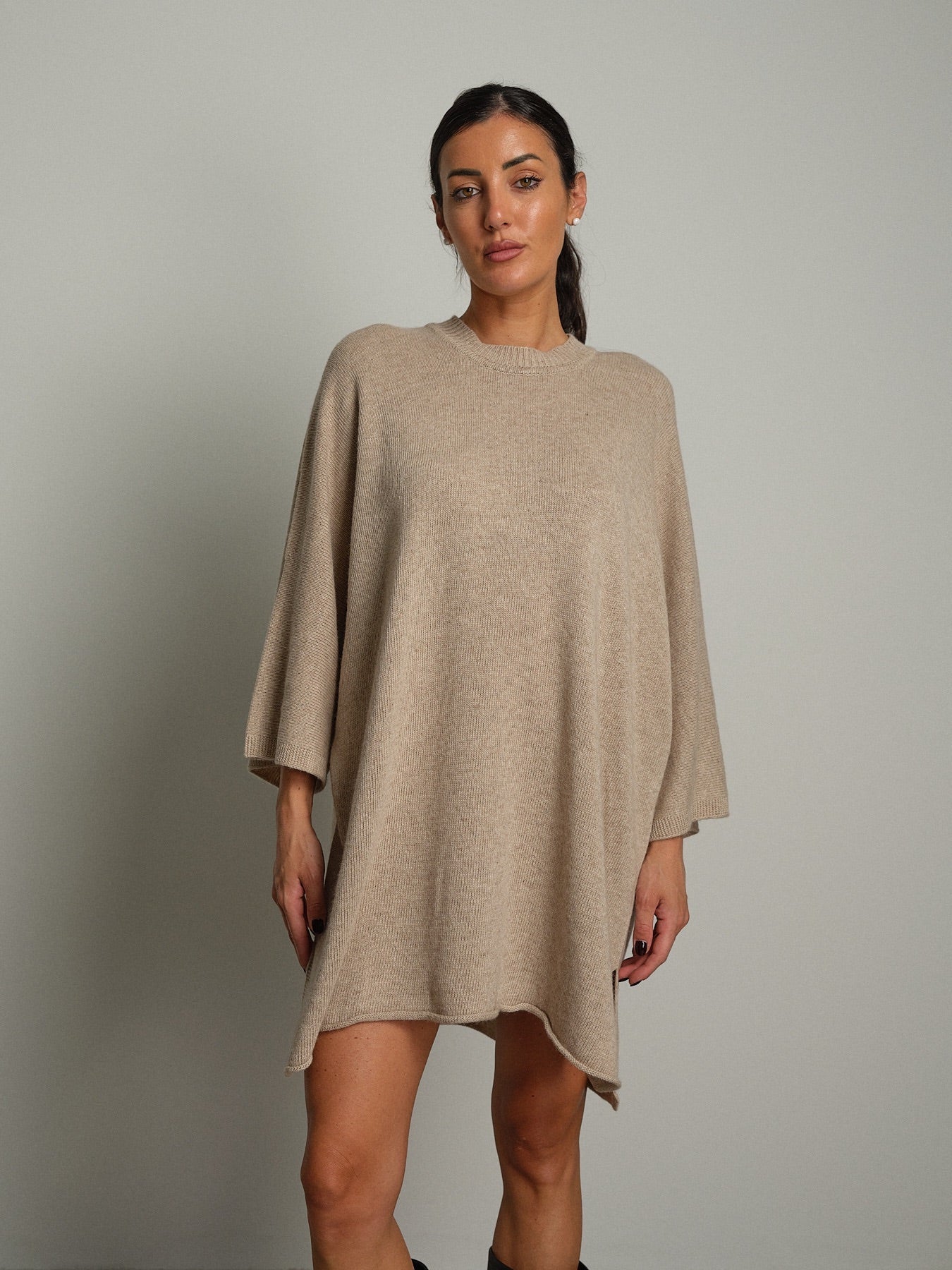 Abito in maglia pipistrello Beige Vicolo 7HC7195;Abito in maglia pipistrello Beige Vicolo 7HC7195 — foto 2;Abito in maglia pipistrello Beige Vicolo 7HC7195 — foto 3;Abito in maglia pipistrello Beige Vicolo 7HC7195 — foto 4;Abito in maglia pipistrello Beige Vicolo 7HC7195 — foto 5