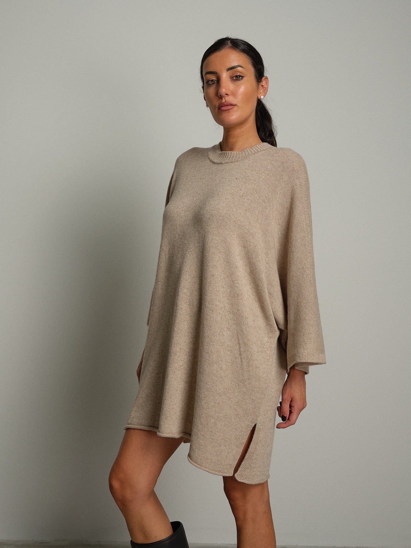 Abito in maglia pipistrello Beige Vicolo 7HC7195;Abito in maglia pipistrello Beige Vicolo 7HC7195 — foto 2;Abito in maglia pipistrello Beige Vicolo 7HC7195 — foto 3;Abito in maglia pipistrello Beige Vicolo 7HC7195 — foto 4;Abito in maglia pipistrello Beige Vicolo 7HC7195 — foto 5