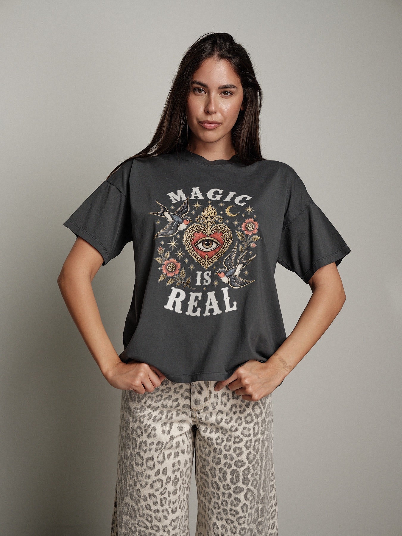 T-shirt magic is real Antracite Vicolo RAC0182;T-shirt magic is real Antracite Vicolo RAC0182 — foto 2;T-shirt magic is real Antracite Vicolo RAC0182 — foto 3;T-shirt magic is real Antracite Vicolo RAC0182 — foto 4;T-shirt magic is real Antracite Vicolo RAC0182 — foto 5
