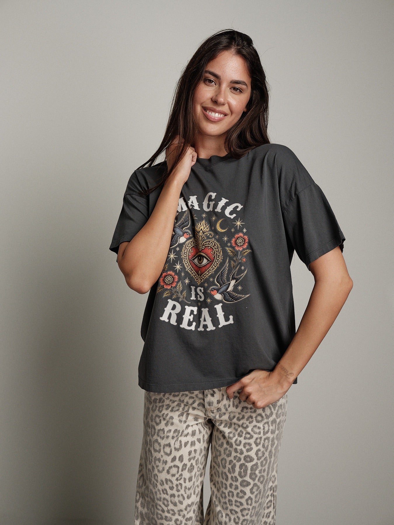 T-shirt magic is real Antracite Vicolo RAC0182;T-shirt magic is real Antracite Vicolo RAC0182 — foto 2;T-shirt magic is real Antracite Vicolo RAC0182 — foto 3;T-shirt magic is real Antracite Vicolo RAC0182 — foto 4;T-shirt magic is real Antracite Vicolo RAC0182 — foto 5