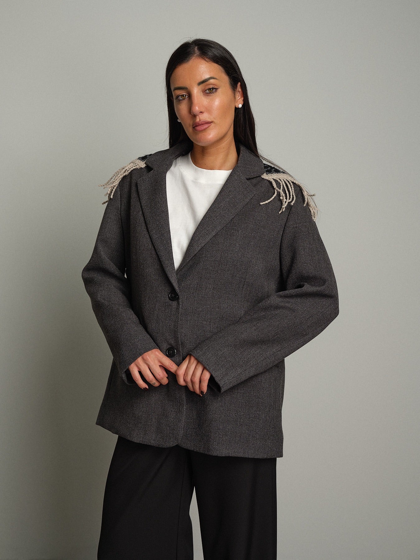 Giacca spalle crochet Antracite Vicolo RAC0350;Giacca spalle crochet Antracite Vicolo RAC0350 — foto 2;Giacca spalle crochet Antracite Vicolo RAC0350 — foto 3;Giacca spalle crochet Antracite Vicolo RAC0350 — foto 4;Giacca spalle crochet Antracite Vicolo RAC0350 — foto 5