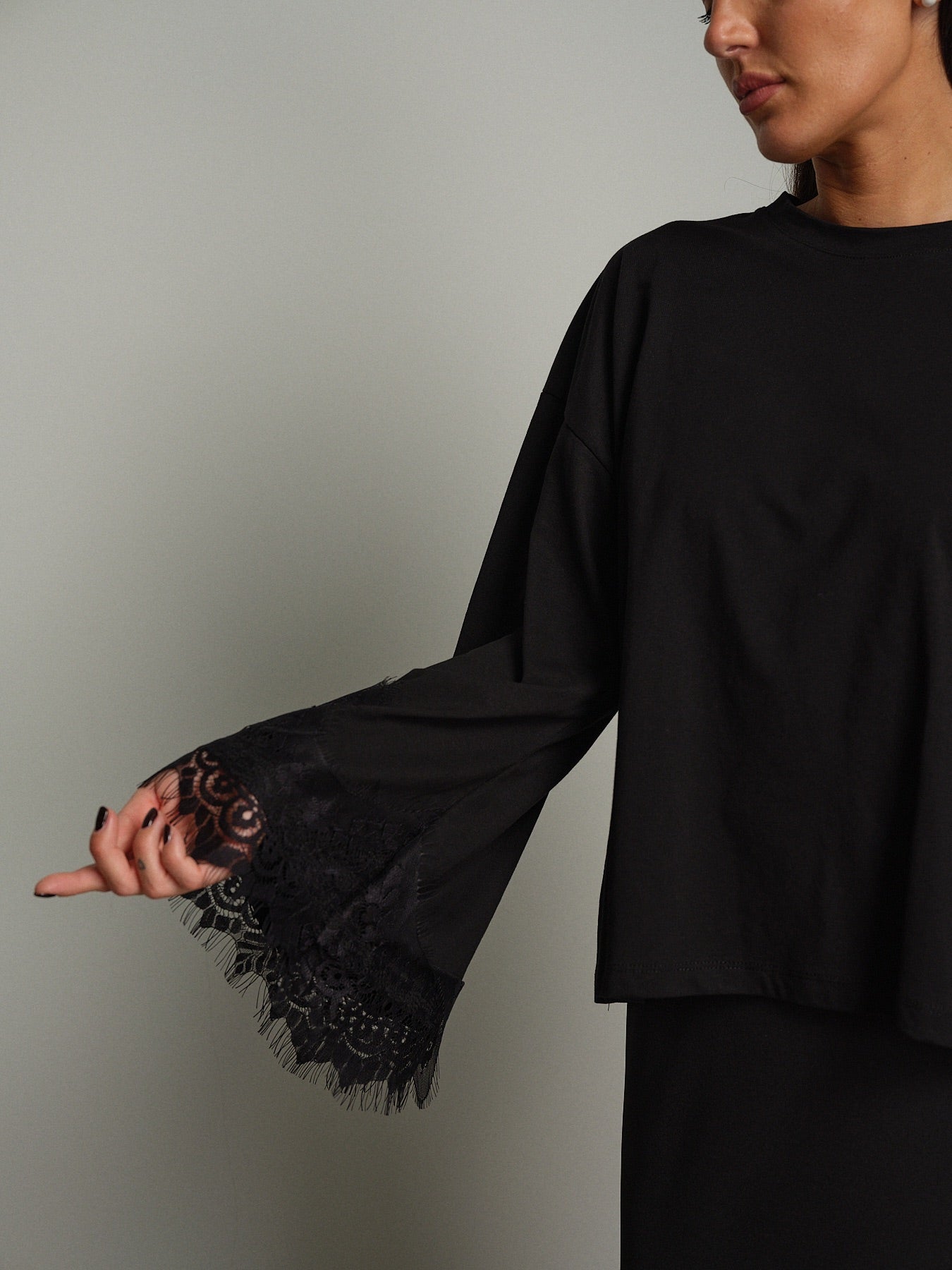 Maglia manica campana fondo pizzo Nero Vicolo RAC0359;Maglia manica campana fondo pizzo Nero Vicolo RAC0359 — foto 2;Maglia manica campana fondo pizzo Nero Vicolo RAC0359 — foto 3;Maglia manica campana fondo pizzo Nero Vicolo RAC0359 — foto 4