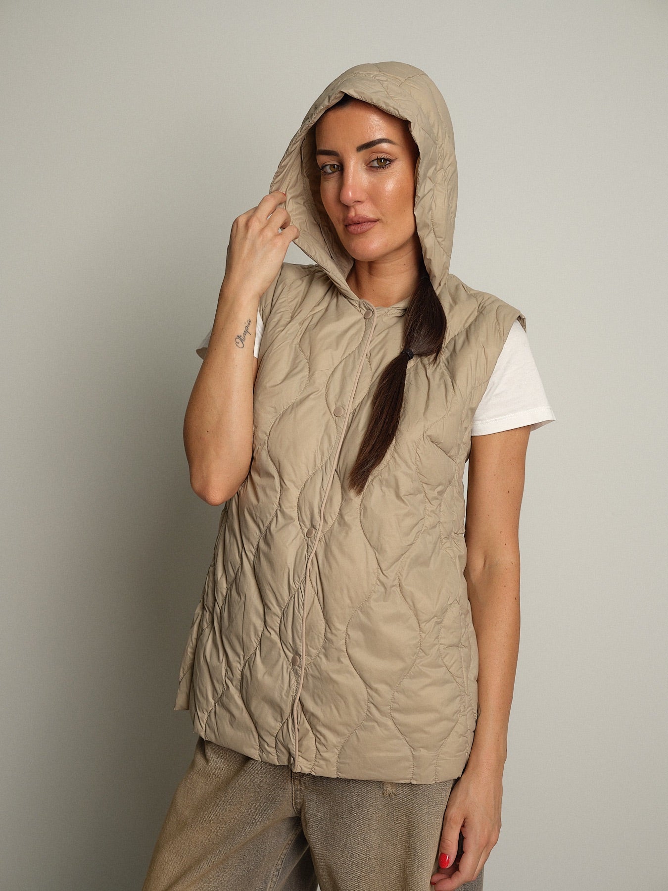 Gilet piumino cappuccio Beige vicolo TAC0043;Gilet piumino cappuccio Beige vicolo TAC0043 — foto 2;Gilet piumino cappuccio Beige vicolo TAC0043 — foto 3;Gilet piumino cappuccio Beige vicolo TAC0043 — foto 4;Gilet piumino cappuccio Beige vicolo TAC0043 — foto 5;Gilet piumino cappuccio Beige vicolo TAC0043 — foto 6;Gilet piumino cappuccio Beige vicolo TAC0043 — foto 7