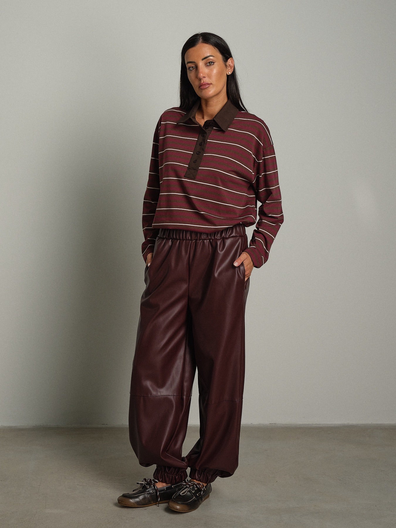 pantalone jogger ecopelle Bordeaux Vicolo TAC0307;pantalone jogger ecopelle Bordeaux Vicolo TAC0307 — foto 2;pantalone jogger ecopelle Bordeaux Vicolo TAC0307 — foto 3;pantalone jogger ecopelle Bordeaux Vicolo TAC0307 — foto 4;pantalone jogger ecopelle Bordeaux Vicolo TAC0307 — foto 5