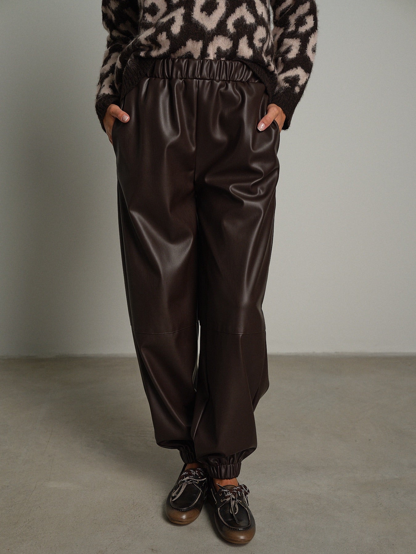 Pantalone jogger ecopelle Moka Vicolo TAC0307;Pantalone jogger ecopelle Moka Vicolo TAC0307 — foto 2;Pantalone jogger ecopelle Moka Vicolo TAC0307 — foto 3;Pantalone jogger ecopelle Moka Vicolo TAC0307 — foto 4;Pantalone jogger ecopelle Moka Vicolo TAC0307 — foto 5