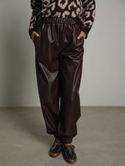Pantalone jogger ecopelle Moka Vicolo TAC0307;Pantalone jogger ecopelle Moka Vicolo TAC0307 — foto 2;Pantalone jogger ecopelle Moka Vicolo TAC0307 — foto 3;Pantalone jogger ecopelle Moka Vicolo TAC0307 — foto 4;Pantalone jogger ecopelle Moka Vicolo TAC0307 — foto 5