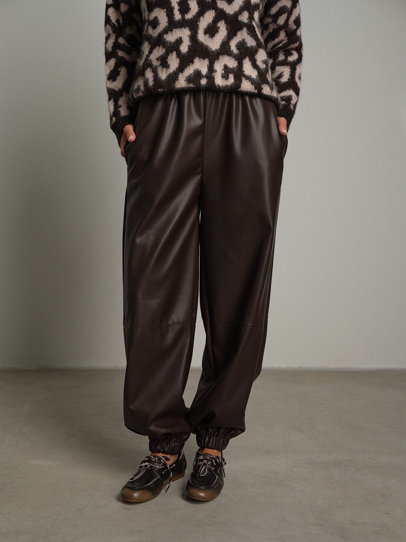 Pantalone jogger ecopelle Moka Vicolo TAC0307;Pantalone jogger ecopelle Moka Vicolo TAC0307 — foto 2;Pantalone jogger ecopelle Moka Vicolo TAC0307 — foto 3;Pantalone jogger ecopelle Moka Vicolo TAC0307 — foto 4;Pantalone jogger ecopelle Moka Vicolo TAC0307 — foto 5