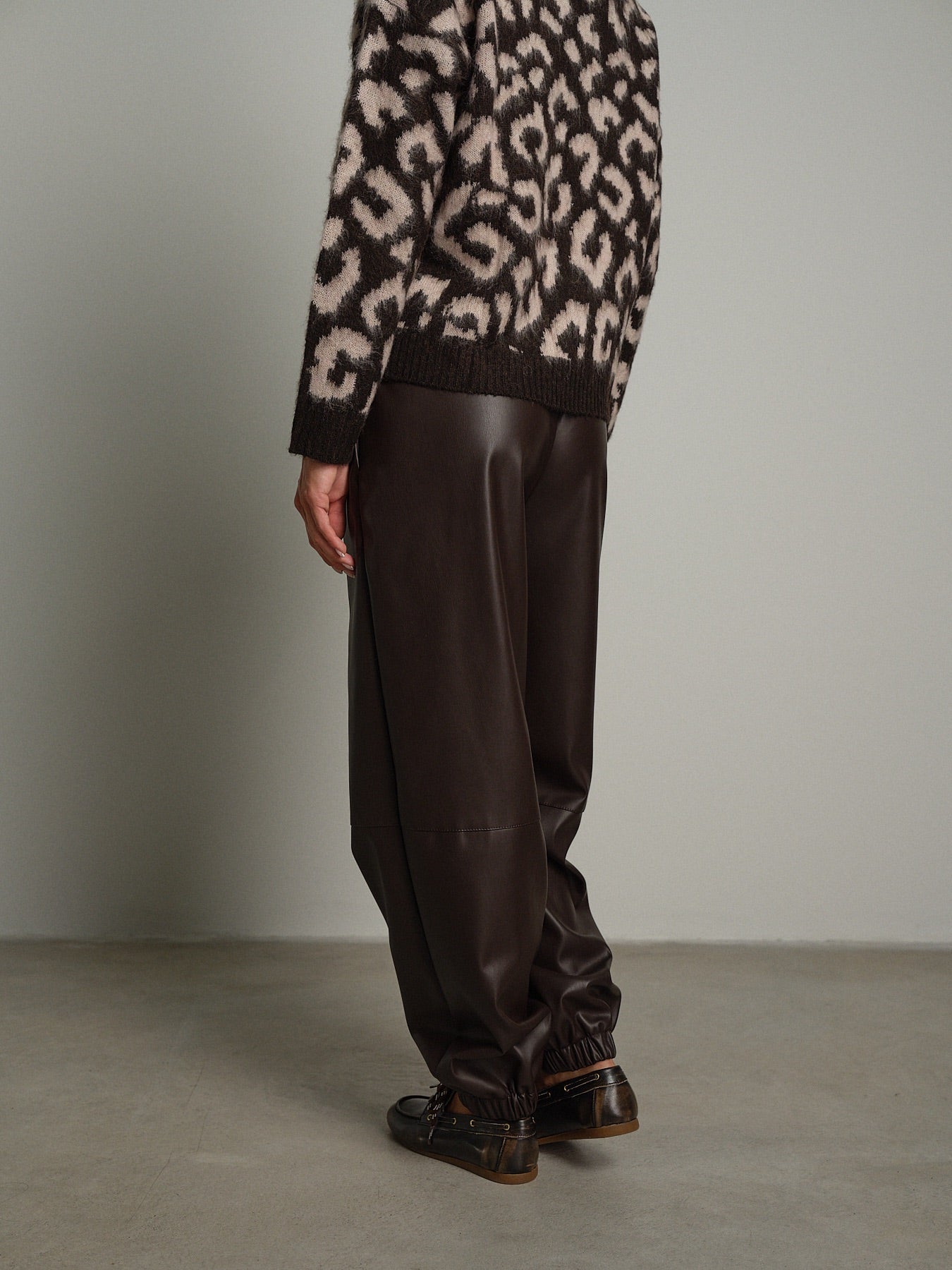 Pantalone jogger ecopelle Moka Vicolo TAC0307;Pantalone jogger ecopelle Moka Vicolo TAC0307 — foto 2;Pantalone jogger ecopelle Moka Vicolo TAC0307 — foto 3;Pantalone jogger ecopelle Moka Vicolo TAC0307 — foto 4;Pantalone jogger ecopelle Moka Vicolo TAC0307 — foto 5