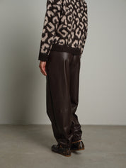 Pantalone jogger ecopelle Moka Vicolo TAC0307;Pantalone jogger ecopelle Moka Vicolo TAC0307 — foto 2;Pantalone jogger ecopelle Moka Vicolo TAC0307 — foto 3;Pantalone jogger ecopelle Moka Vicolo TAC0307 — foto 4;Pantalone jogger ecopelle Moka Vicolo TAC0307 — foto 5