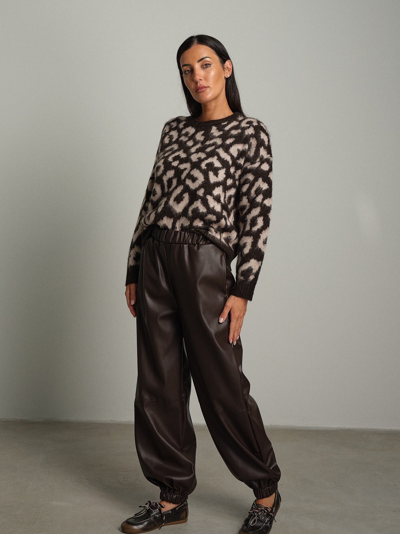 Pantalone jogger ecopelle Moka Vicolo TAC0307;Pantalone jogger ecopelle Moka Vicolo TAC0307 — foto 2;Pantalone jogger ecopelle Moka Vicolo TAC0307 — foto 3;Pantalone jogger ecopelle Moka Vicolo TAC0307 — foto 4;Pantalone jogger ecopelle Moka Vicolo TAC0307 — foto 5