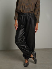 Pantalone jogger ecopelle Nero Vicolo TAC0307;Pantalone jogger ecopelle Nero Vicolo TAC0307 — foto 2;Pantalone jogger ecopelle Nero Vicolo TAC0307 — foto 3;Pantalone jogger ecopelle Nero Vicolo TAC0307 — foto 4