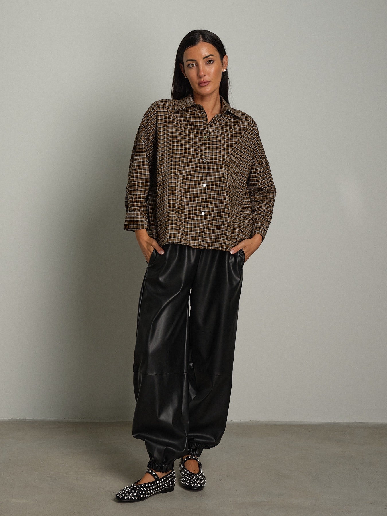 Pantalone jogger ecopelle Nero Vicolo TAC0307;Pantalone jogger ecopelle Nero Vicolo TAC0307 — foto 2;Pantalone jogger ecopelle Nero Vicolo TAC0307 — foto 3;Pantalone jogger ecopelle Nero Vicolo TAC0307 — foto 4