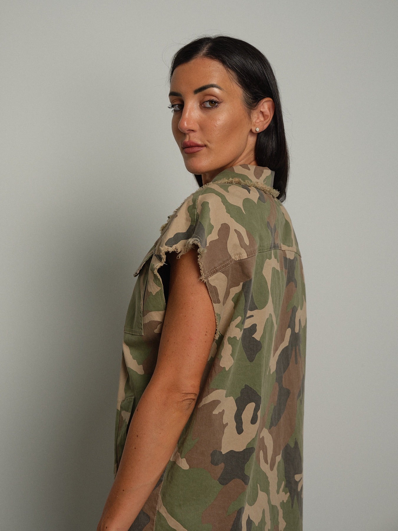Abito camicia mimetico Verde-militare Vicolo TAC1130;Abito camicia mimetico Verde-militare Vicolo TAC1130 — foto 2;Abito camicia mimetico Verde-militare Vicolo TAC1130 — foto 3;Abito camicia mimetico Verde-militare Vicolo TAC1130 — foto 4;Abito camicia mimetico Verde-militare Vicolo TAC1130 — foto 5;Abito camicia mimetico Verde-militare Vicolo TAC1130 — foto 6;Abito camicia mimetico Verde-militare Vicolo TAC1130 — foto 7